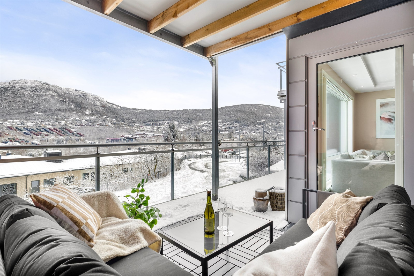 Balkongen er på 17m² og har fantastisk utsikt over Fyllingsdalen & Løvstakken. Galleribilde