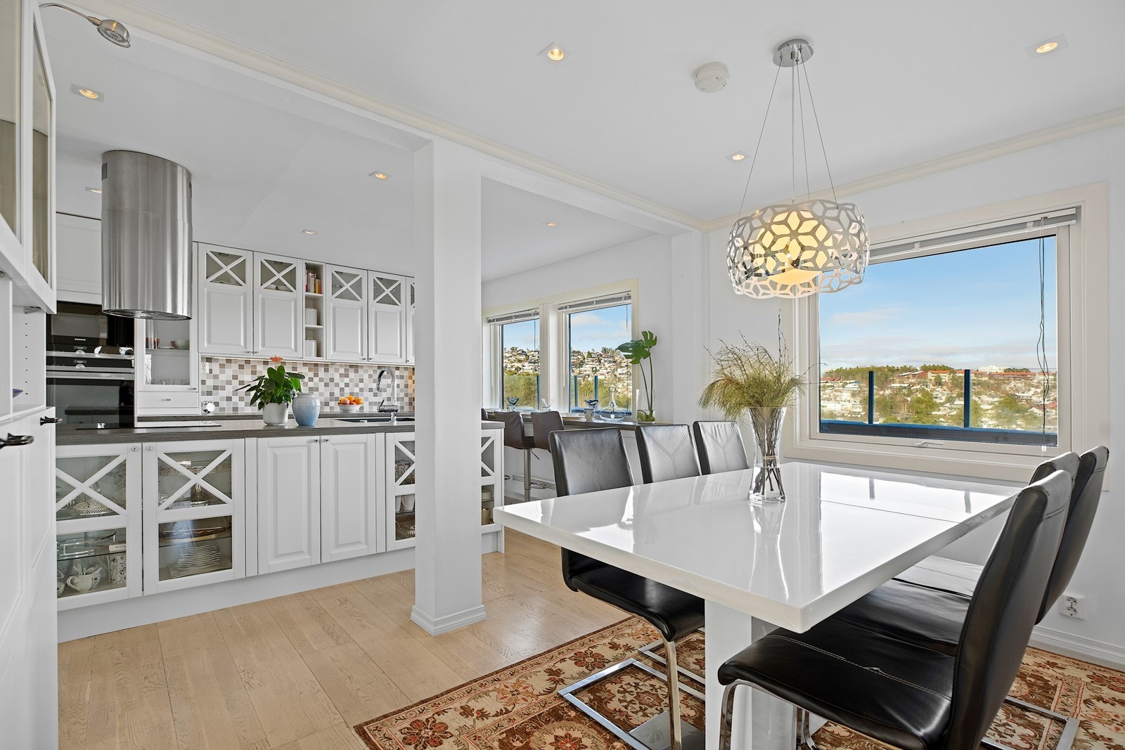 Flott enebolig på utsiktstomt - Solrike uteplasser - Garasje - Utleiemulighet! Galleribilde