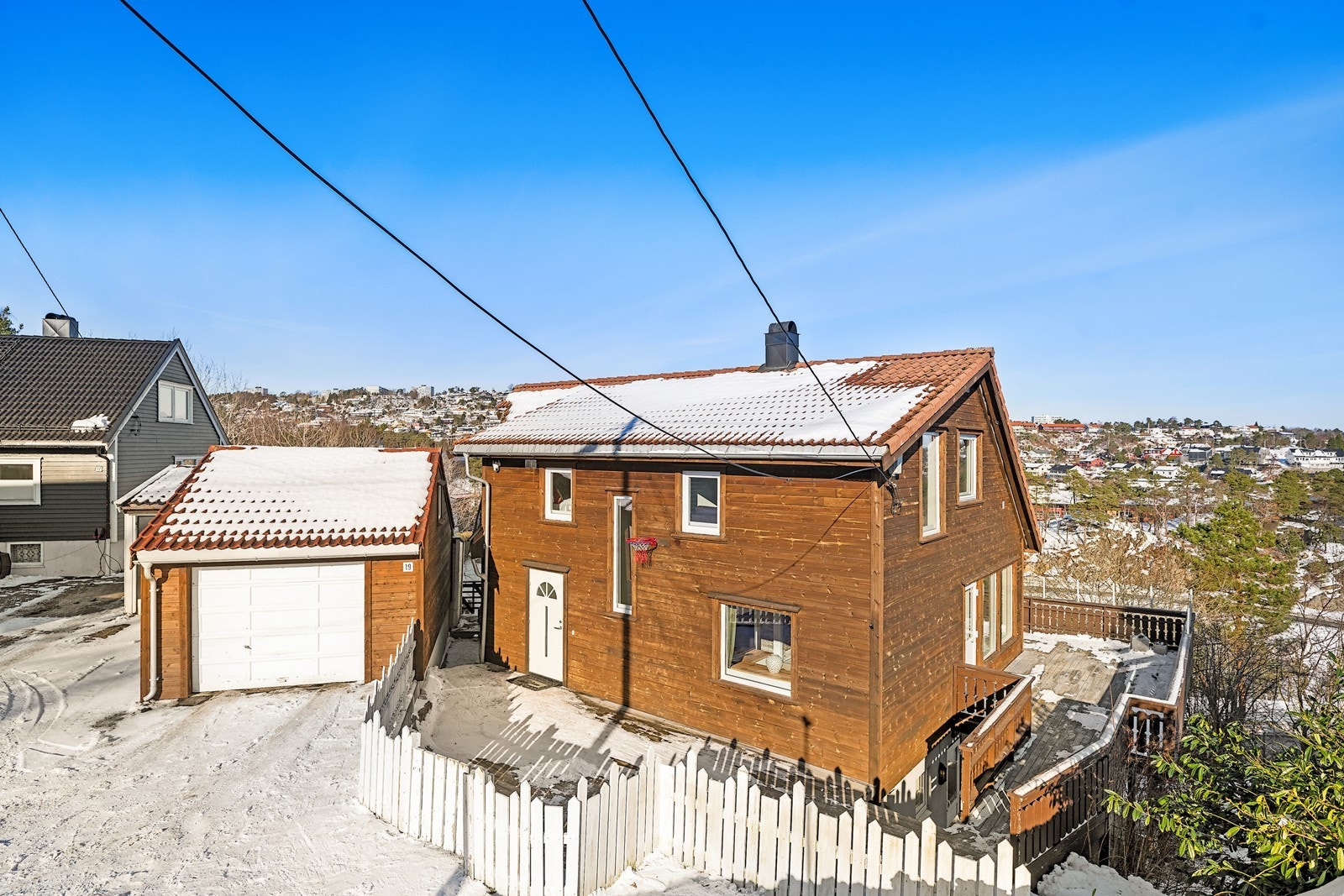 Parkering på tomt og i garasje. Galleribilde