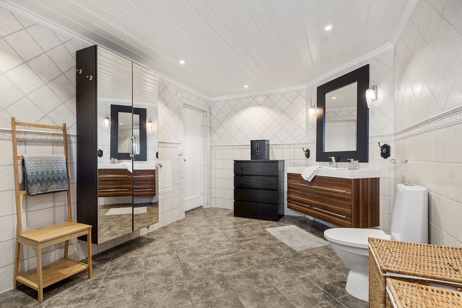 Flott og romslig baderom Galleribilde