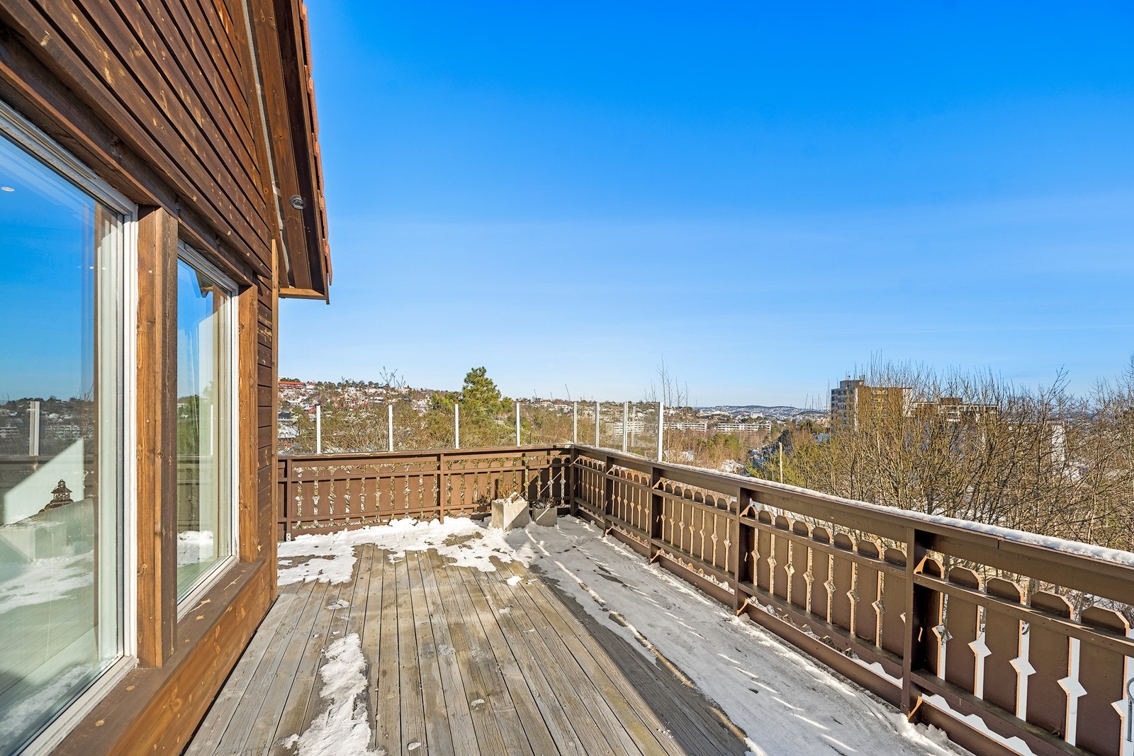 Solrik terrasse med god utsikt Galleribilde