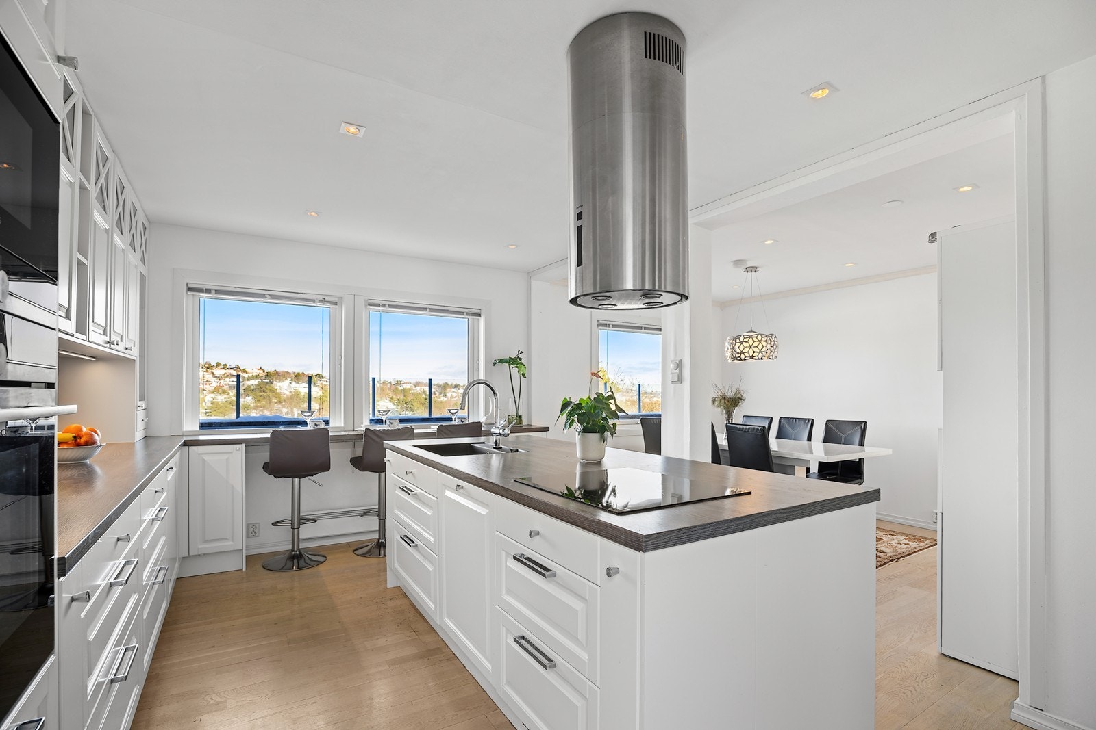 Lekkert og sjarmerende kjøkken med god oppbevaring - og benkeplass. Galleribilde