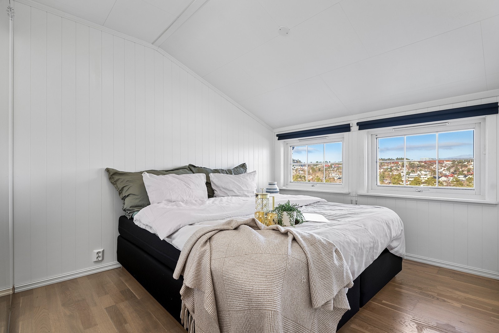 Hovedsoverommet er av god størrelse med god plass til dobbeltseng Galleribilde