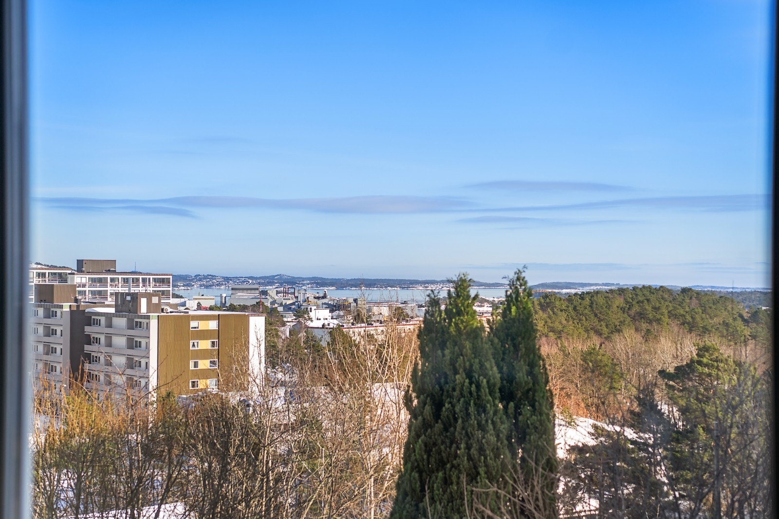 Boligen er en romslig og innholdsrik eiendom over tre plan med attraktiv og sentral beliggenhet i Vågsbygd. Galleribilde