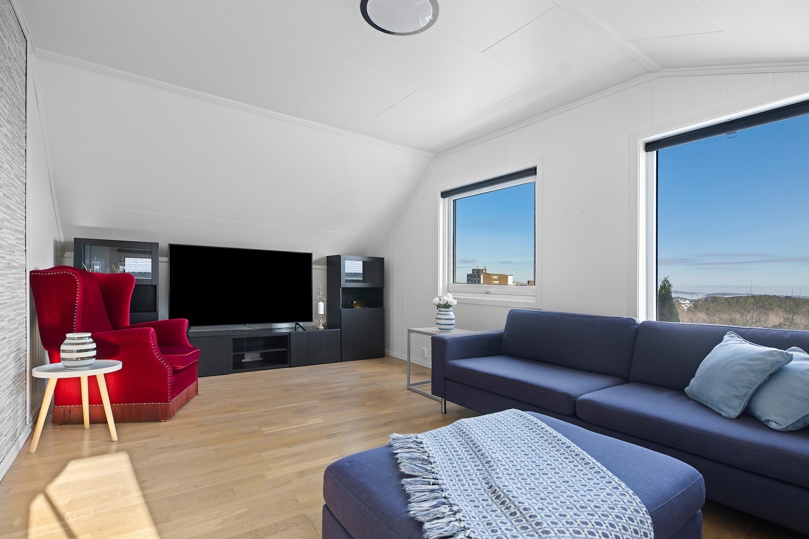 Loftstue med god plass til sofagruppe og tilhørende møblement Galleribilde