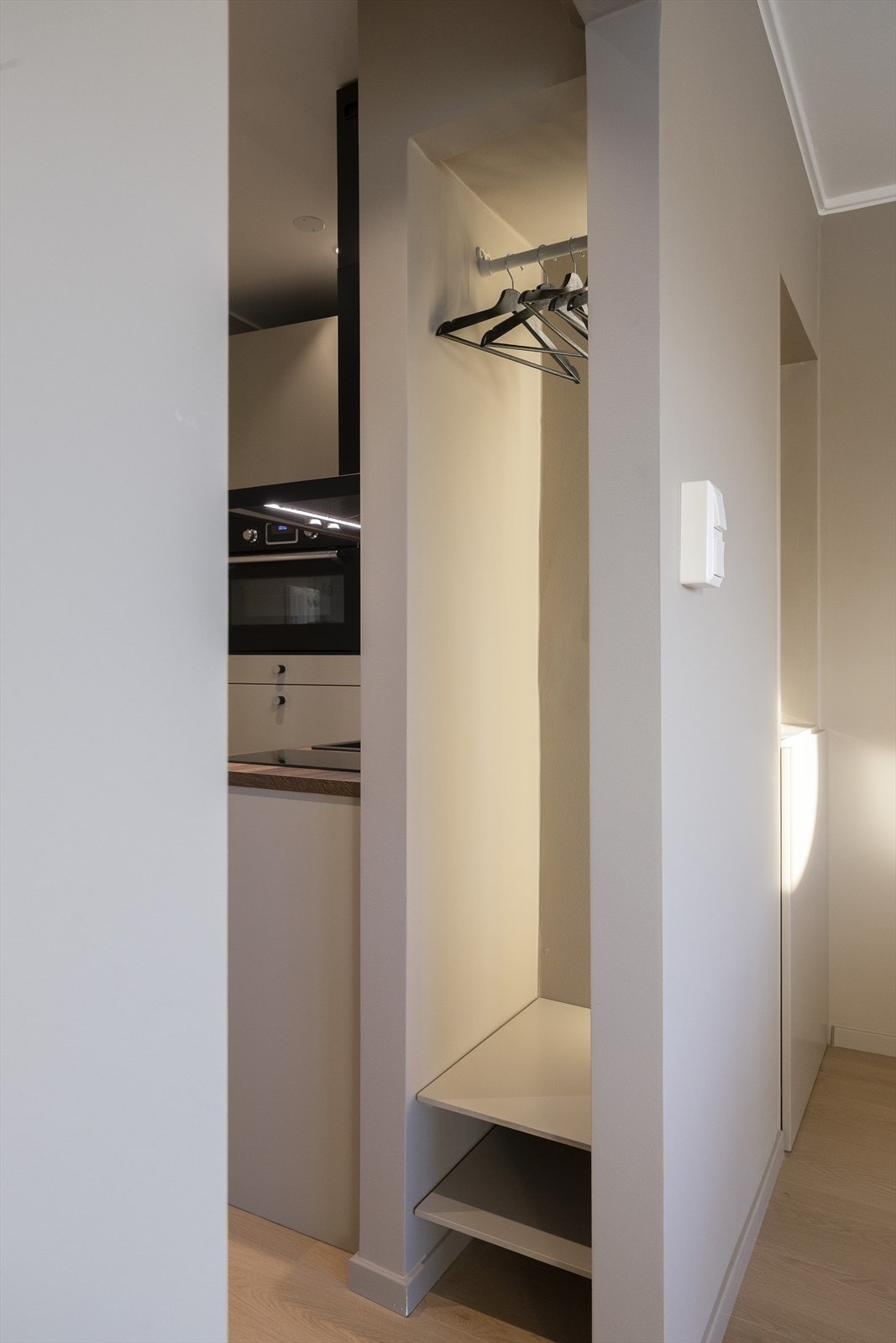 Gjennomtenkt og arealeffektiv planløsning med praktisk garderobenisje med oppbevaring Galleribilde