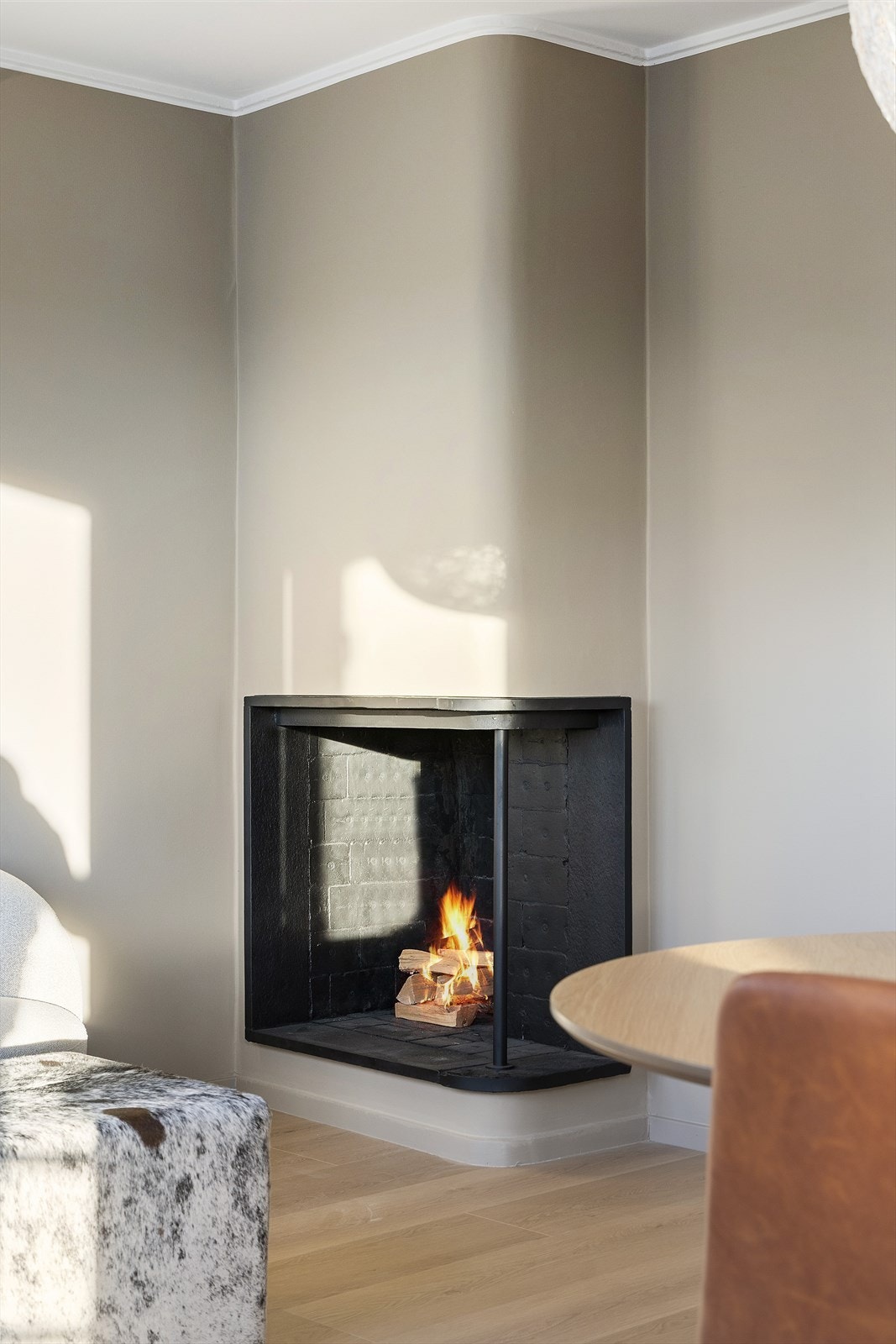 Stuen har en hyggelig åpen peis, og både V.vann og fyring er inkludert i de lave felleskostnadene Galleribilde