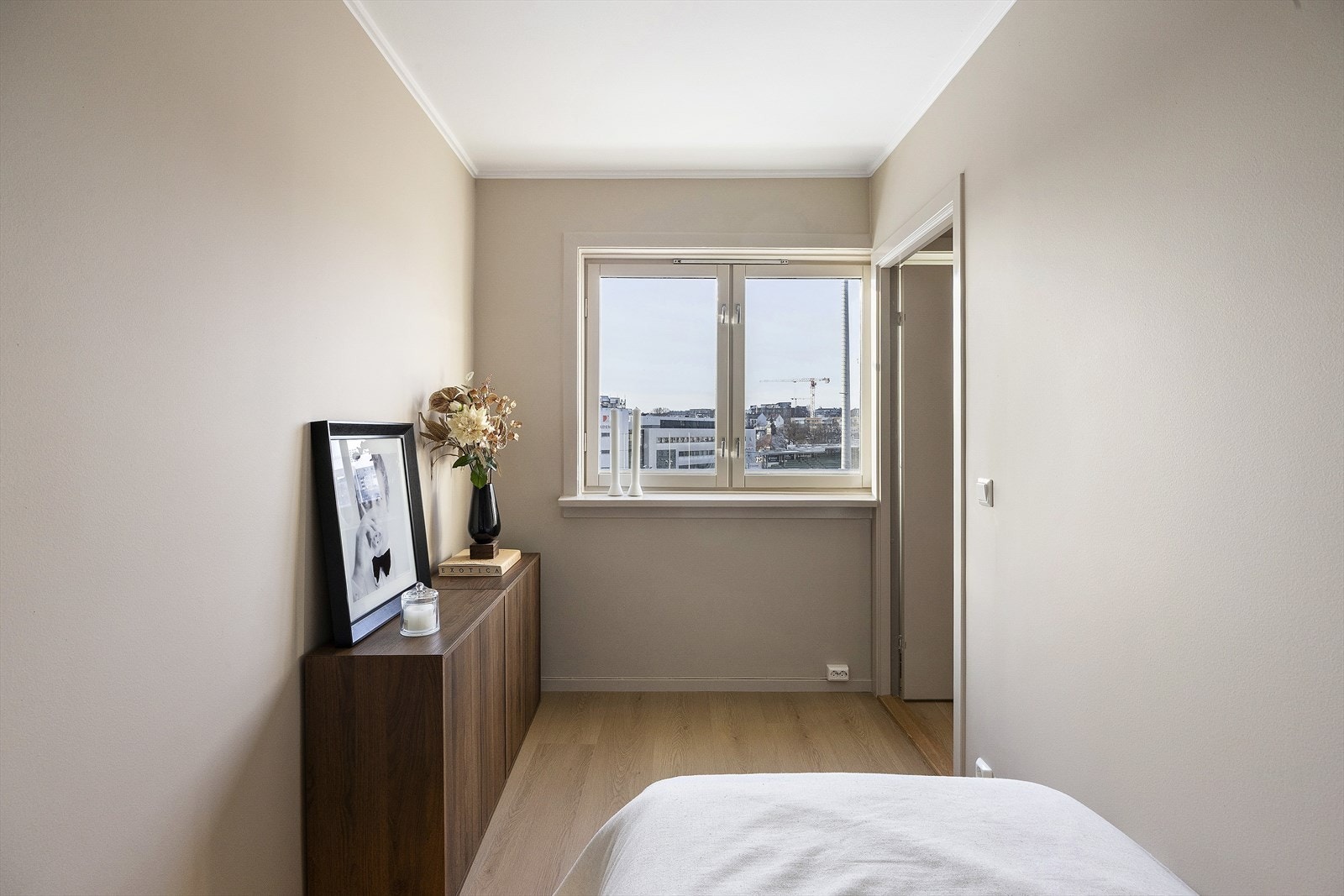 Soverommet får rikelig med naturlig lys via vindu som gir en lys og luftig atmosfære Galleribilde