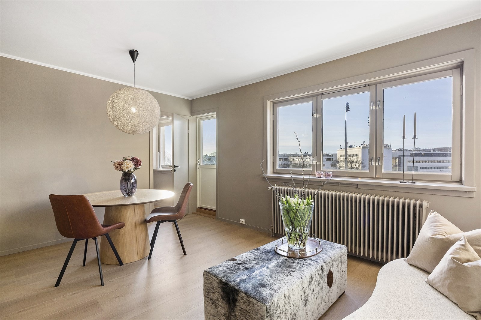 Innbydende stue med direkte utgang til solrik vestvendt balkong via ny balkongdør fra 2026 Galleribilde