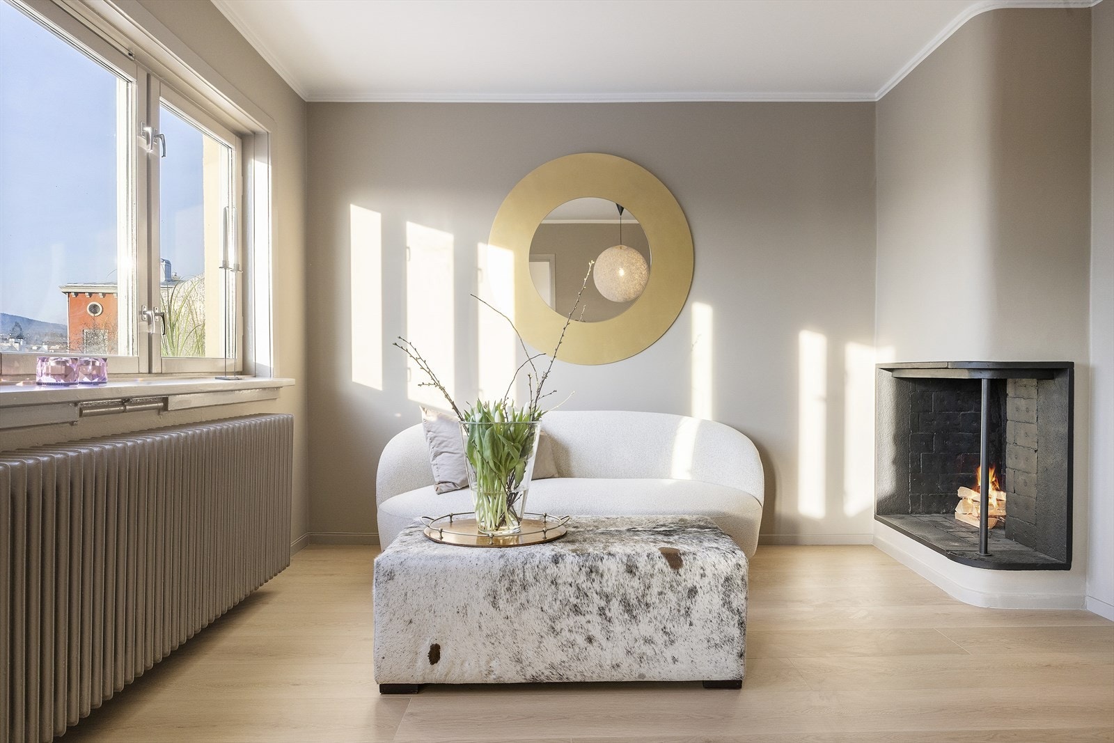 Romslig og sosial stue med flere innredningsmuligheter og god plass til både sofagruppe og spisebord Galleribilde