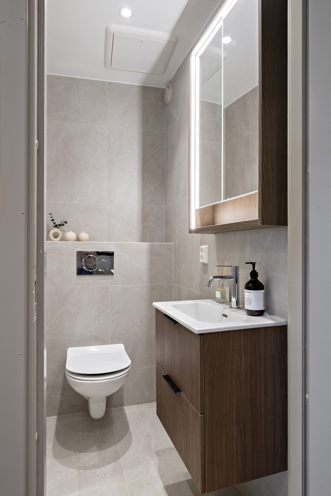 Nytt og moderne flislagt bad (2026) med stilren baderomsinnredning og dusjnisje med dør i glass Galleribilde