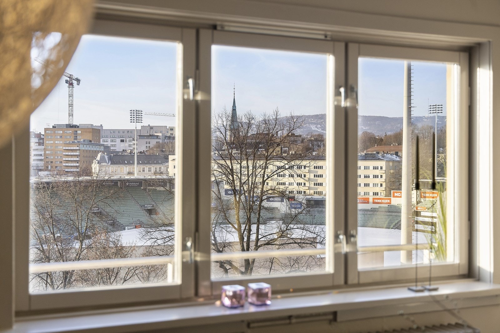 Store vindusflater gir rikelig med naturlig lysinnslipp og pent utsyn Galleribilde