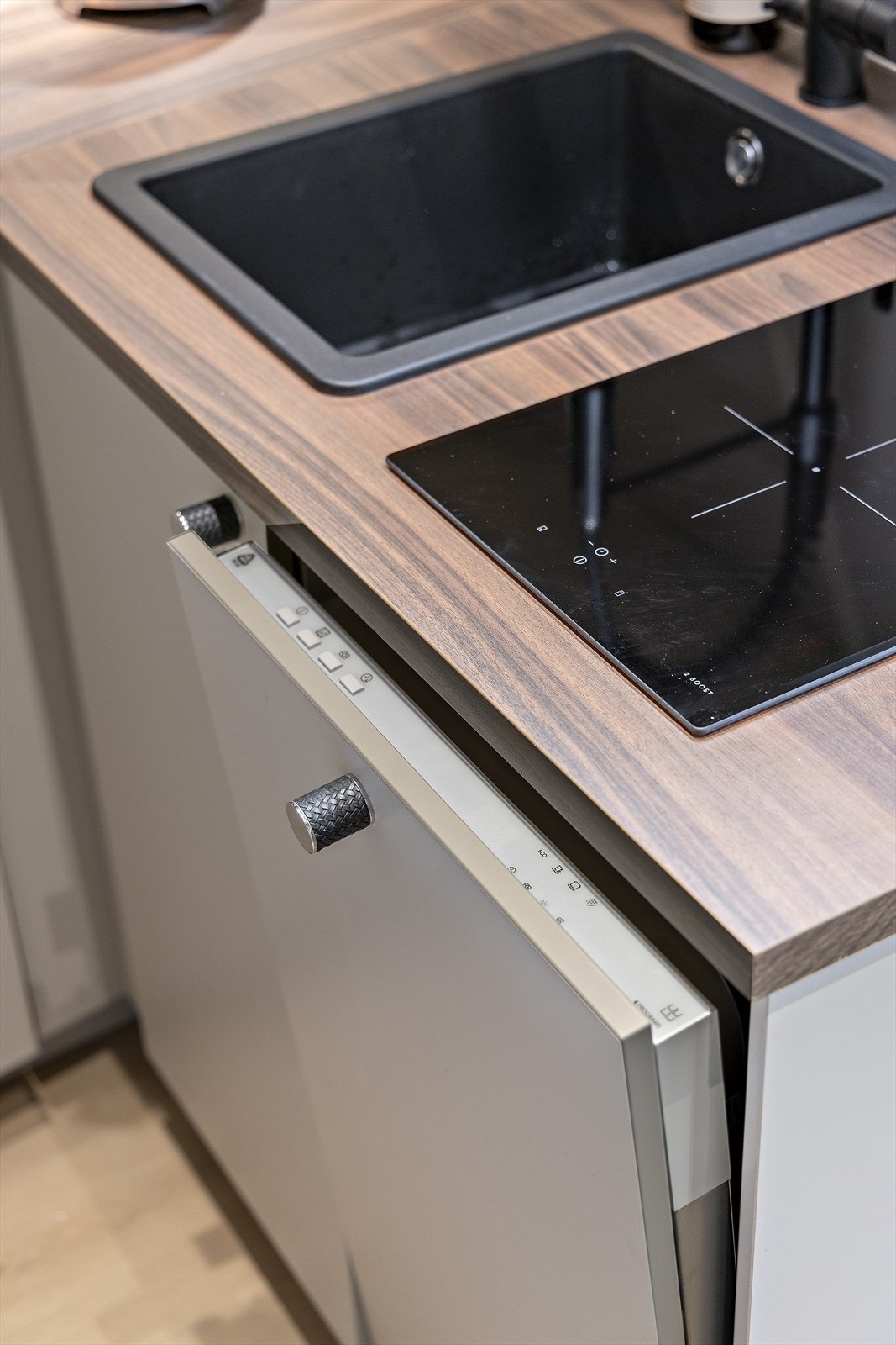 Gjennomgående delikate detaljer som håndtak fra Love Handles på kjøkkeninnredning og oppvaskmaskin Galleribilde