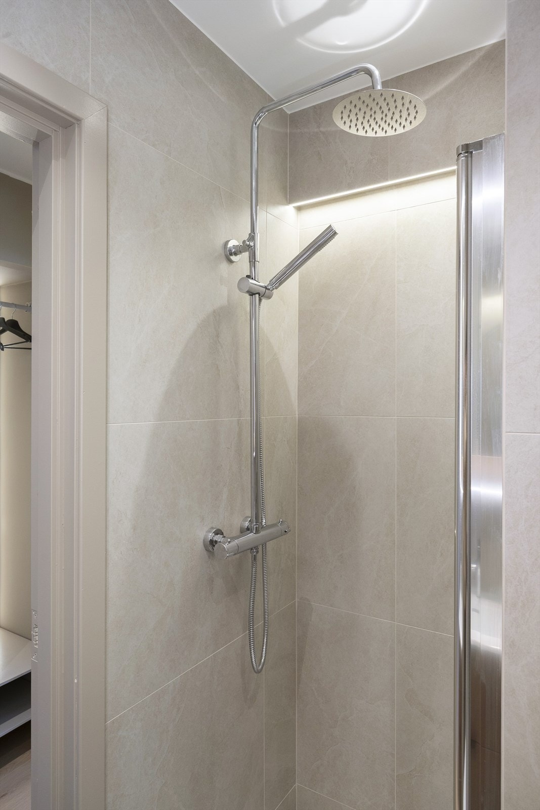 Elegant dusjnisje med glassdør, dusj med regnfall og hånddusj Galleribilde