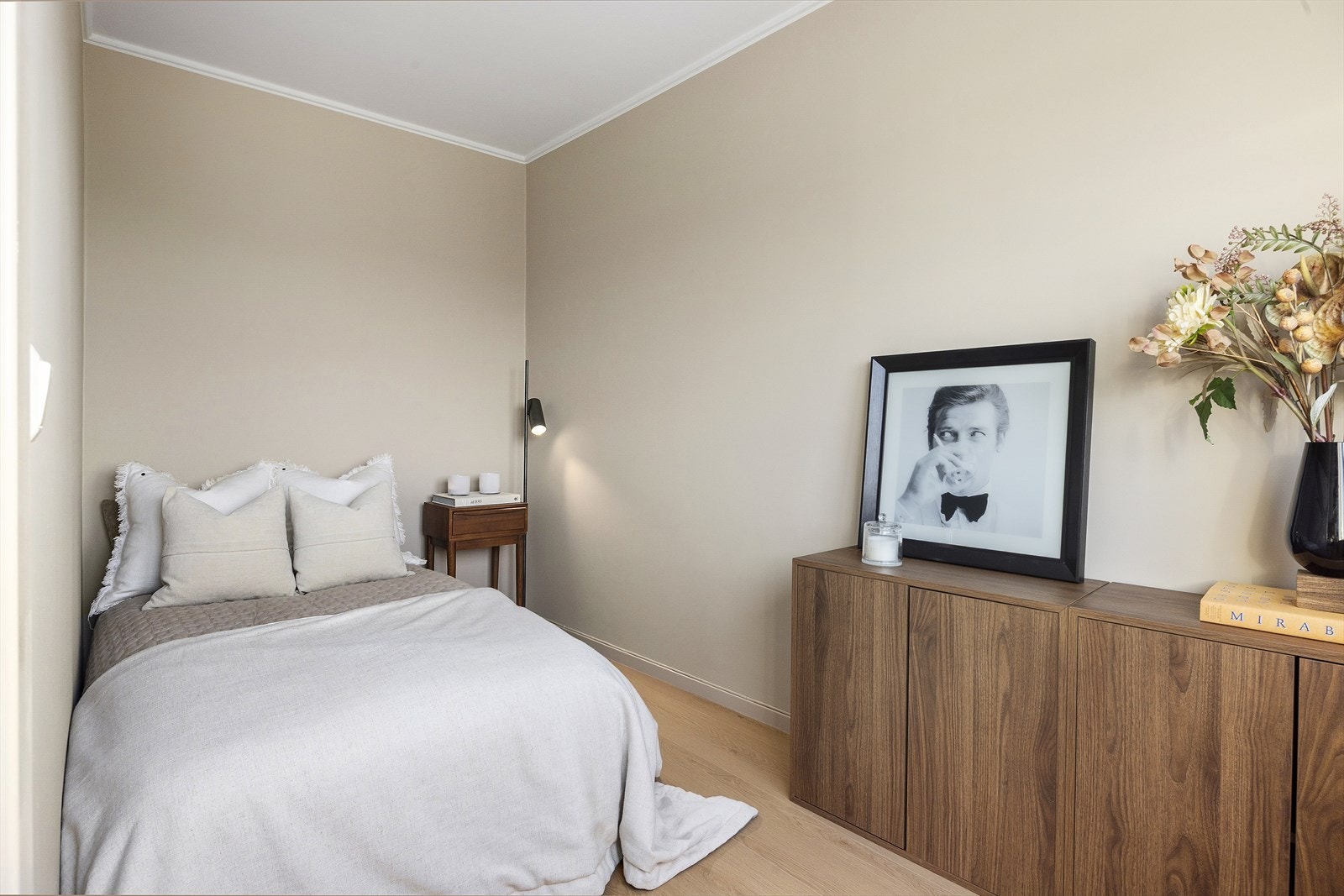 Fra stuen har man videre et lyst og separat soverom med god plass til seng og tilhørende møblement Galleribilde