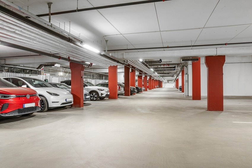 Det medfølger en biloppstillingsplass og en sportsbod felles garasjeanlegg Galleribilde