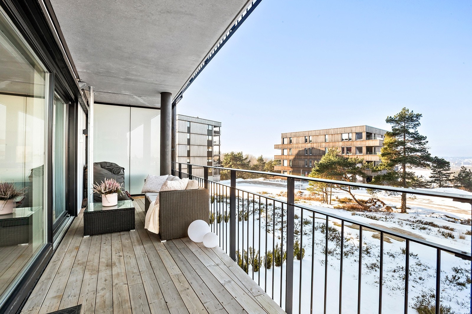 Romslig vestvendt balkong hvor ettermiddags- og kveldssolen kan nytes Galleribilde