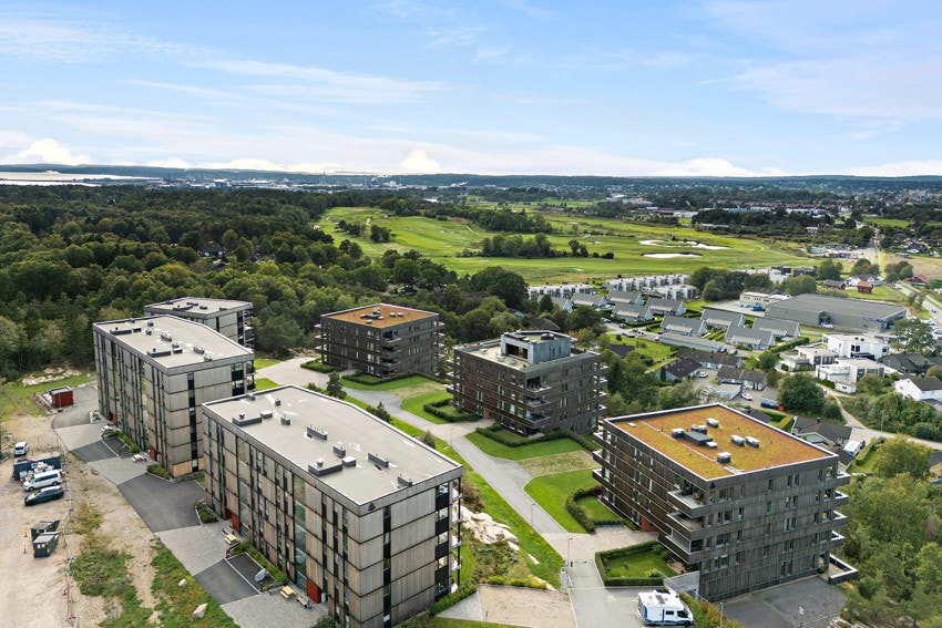 Eiendommen ligger rett ved skogen og lysløype Galleribilde