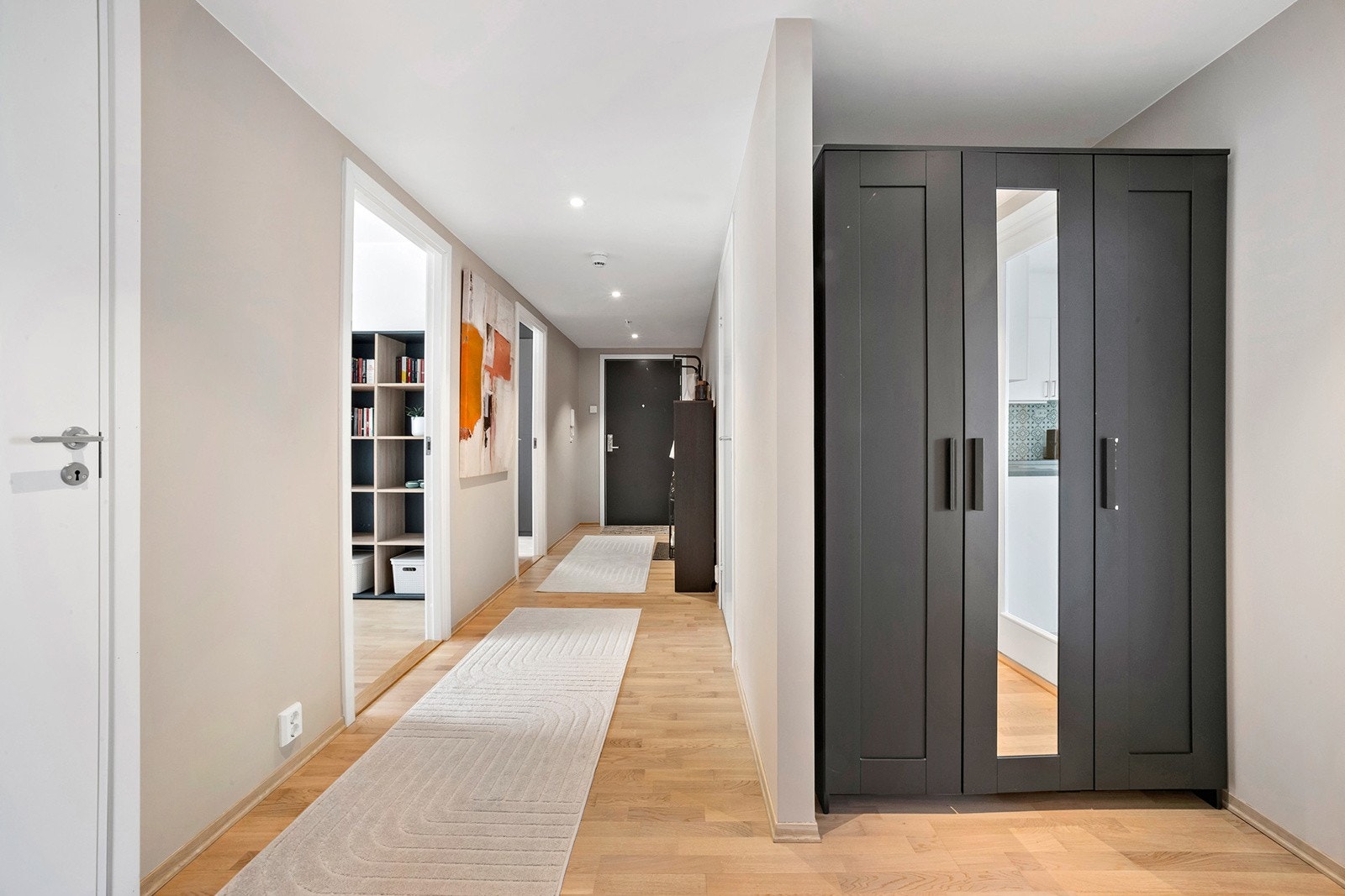 Avlang entré med adkomst til alle soverom på samme side. Galleribilde