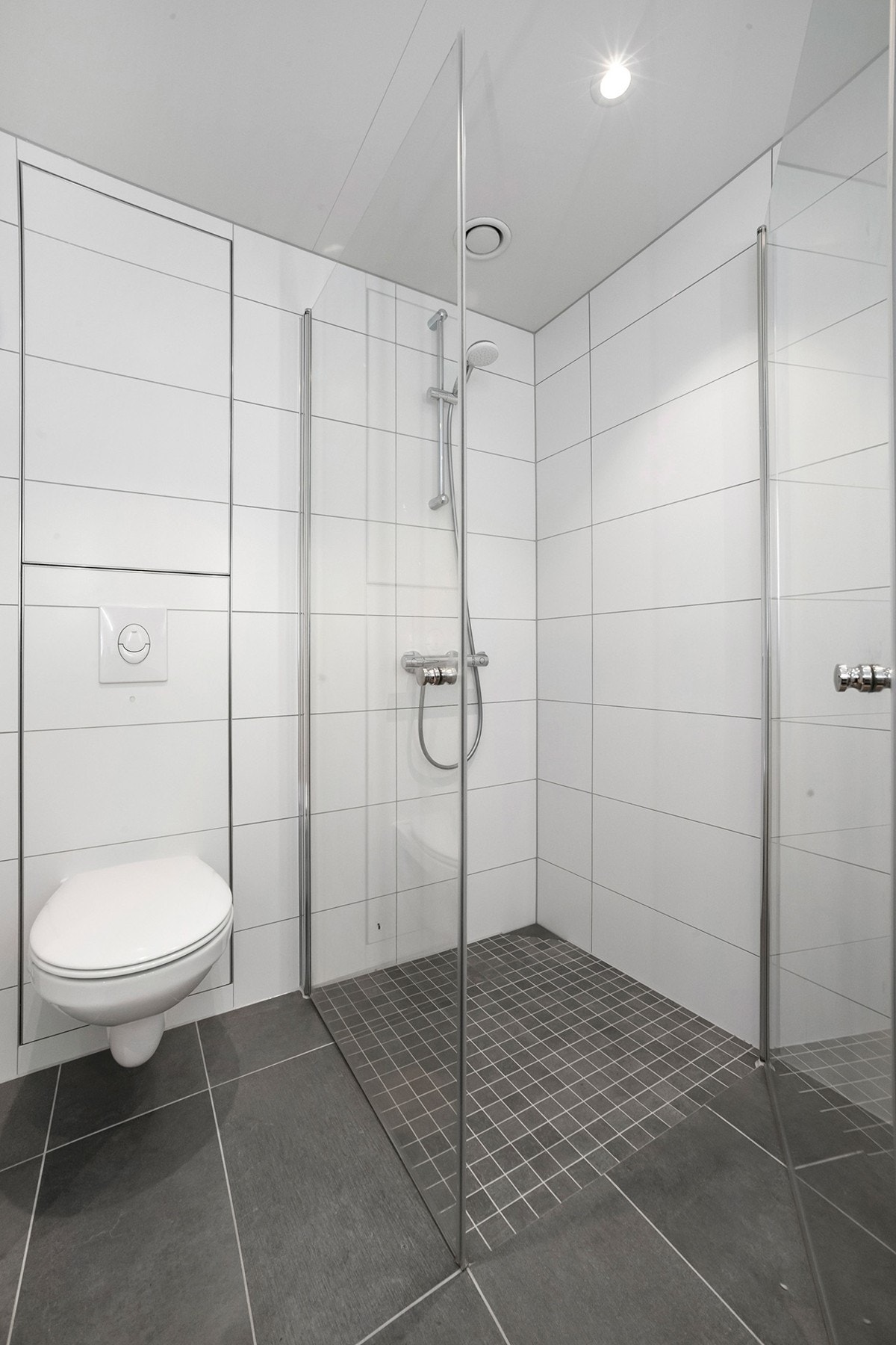 Dusjhjørne med svingbare glassdører Galleribilde