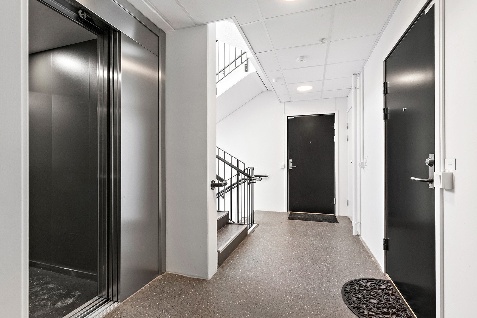 Parkeringskjeller nås enkelt via heis eller trappegang Galleribilde