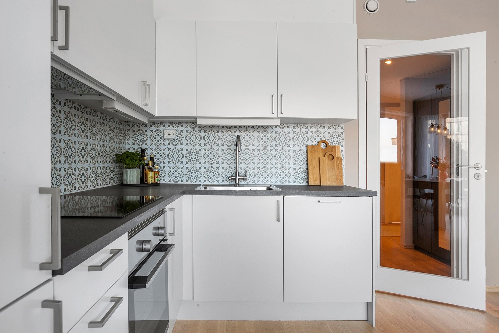 Kjøkkenet er delikat og funksjonelt med glatte fronter Galleribilde