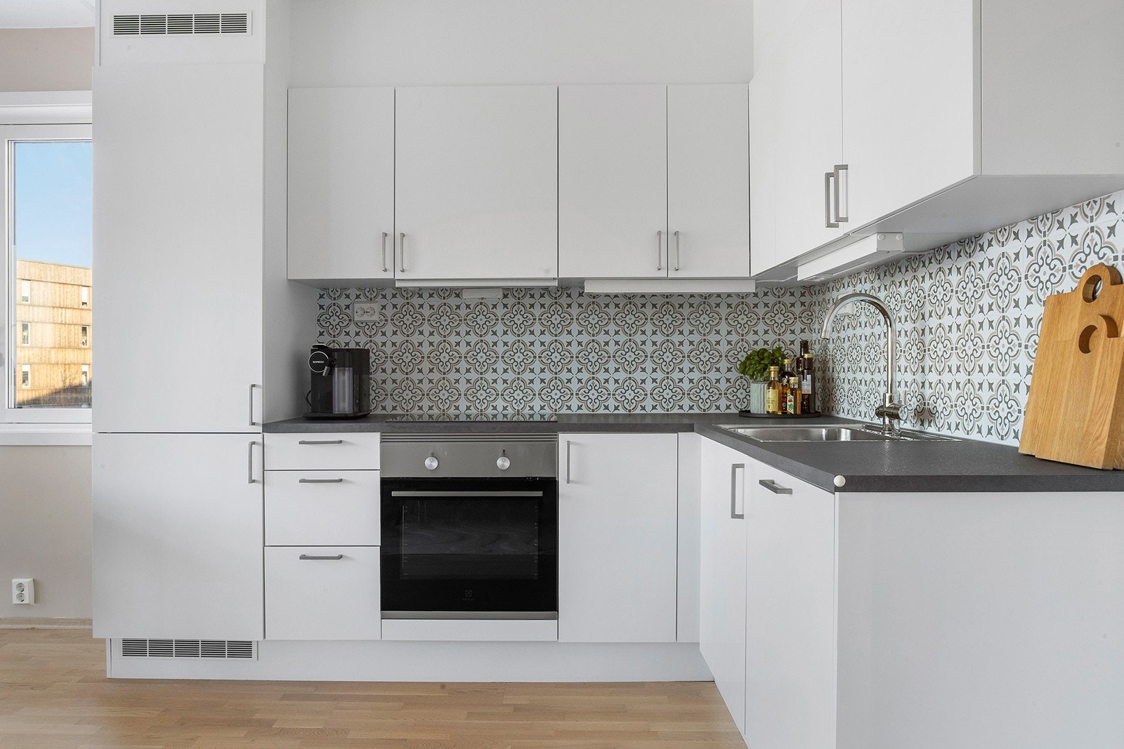 Kjøkkeninnredning fra HTH med integrerte hvitevarer Galleribilde