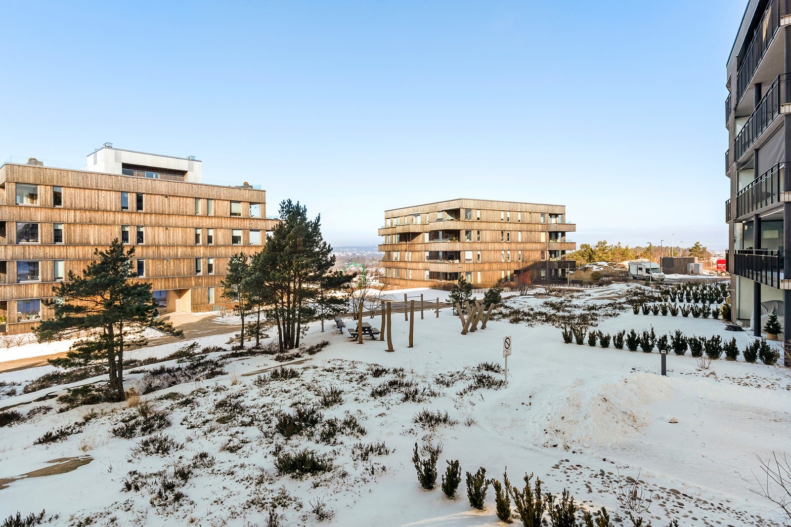 Pent opparbeidet tomt beplanting, asfalterte adkomstveier og steinlagte gangveier Galleribilde