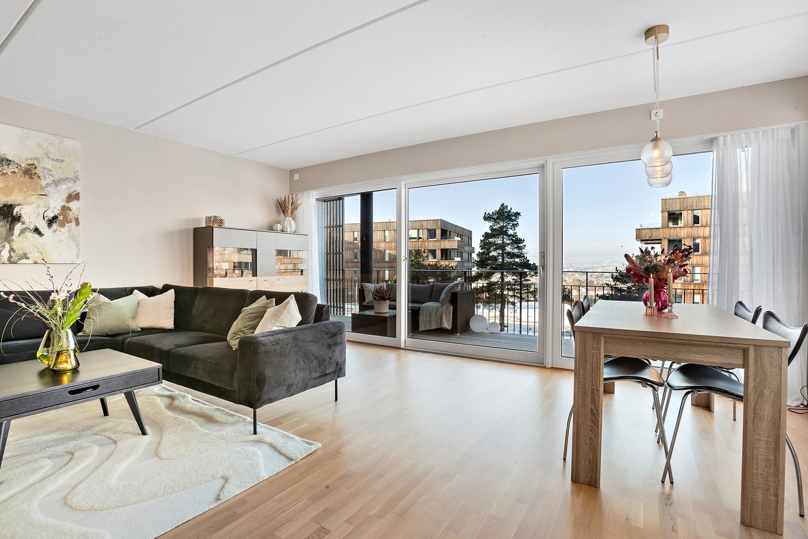 Store vindusflater og flott utsikt mot vest Galleribilde