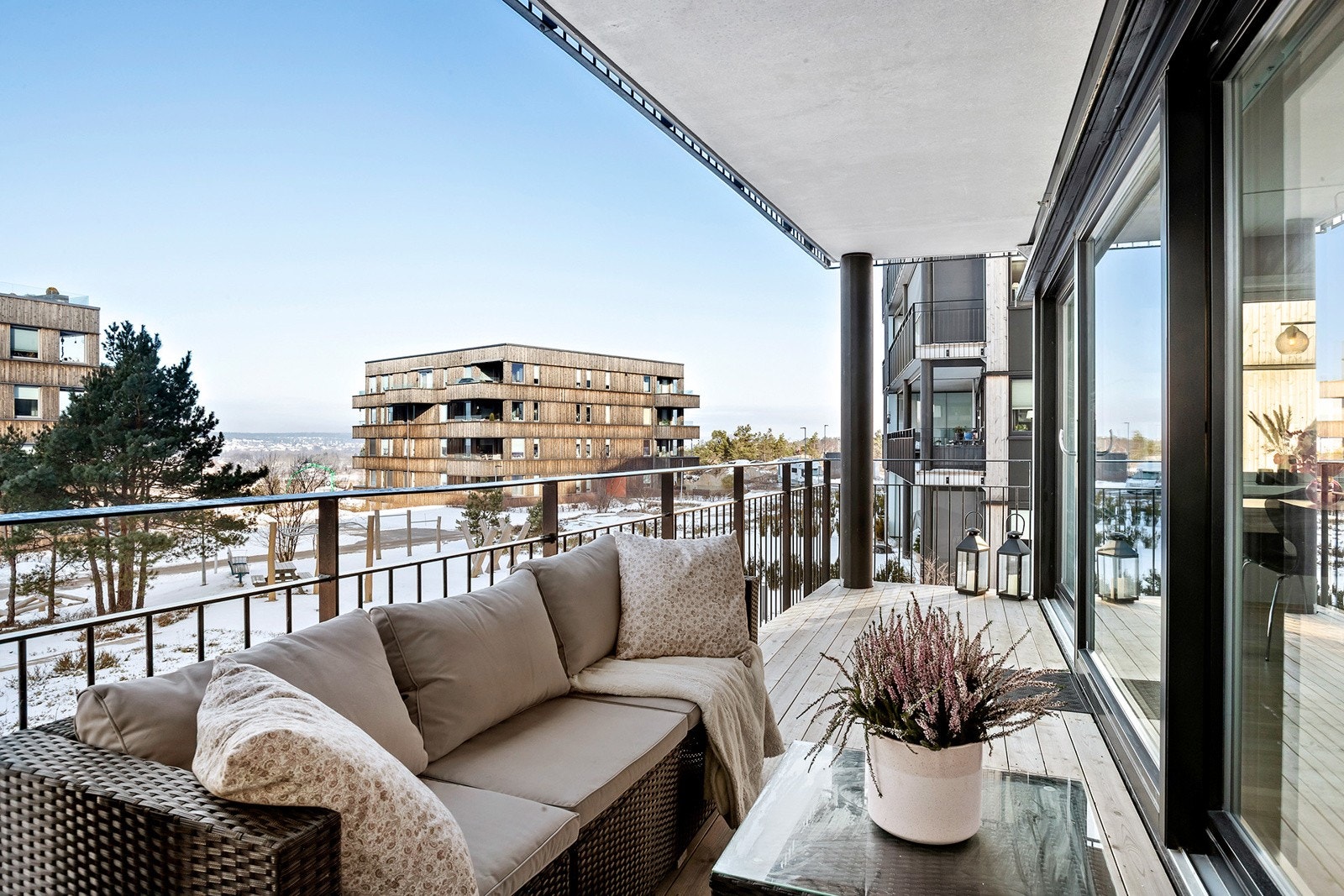 Balkongen er på 14m2 og byr på flere møbleringsmuligheter Galleribilde