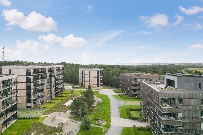 Nydelige utearealer med god avstand mellom byggene skaper gode frodige uterom med plass og oversikt. Galleribilde