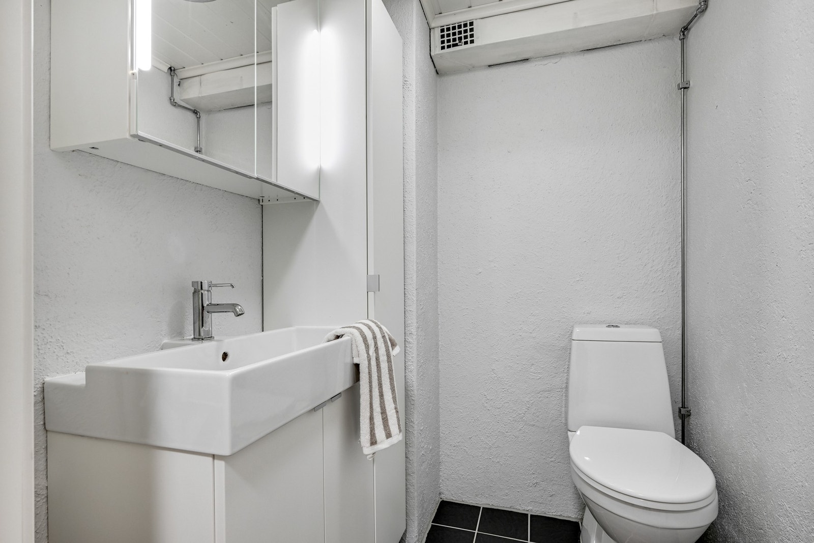 Vegg i vegg med kjellerstuen finner vi et praktisk toalettrom. Galleribilde