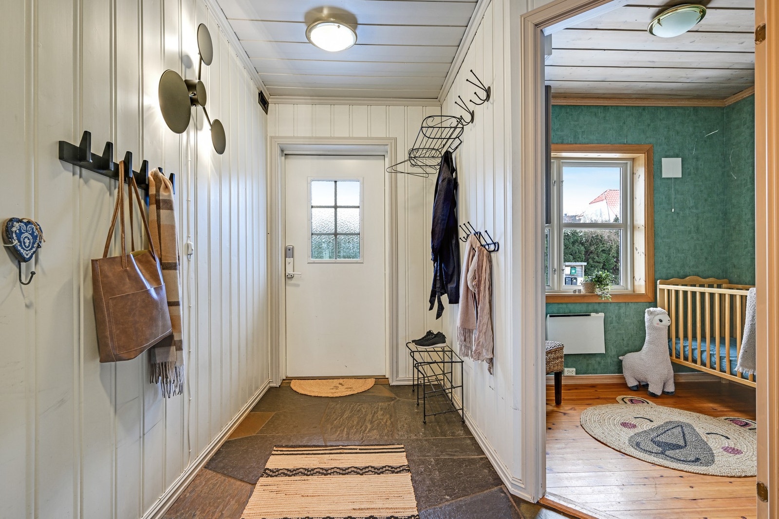 Her ser vi entréen hvor det er plass for både sko og yttertøy - velkommen inn! Det er Otta-skifer med varmekabler på gulvet. Galleribilde