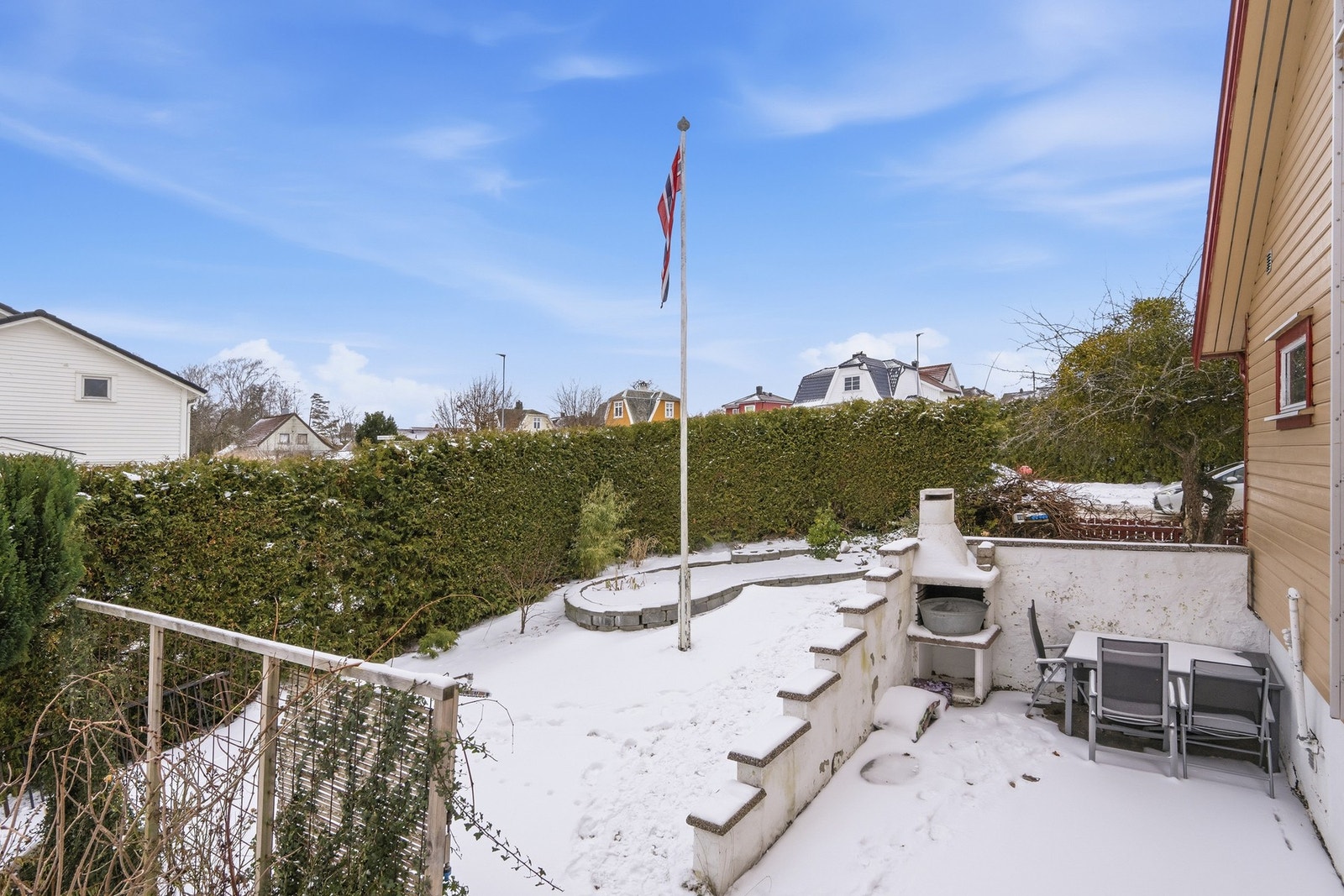 Hagen er godt skjermet med hekk. Galleribilde