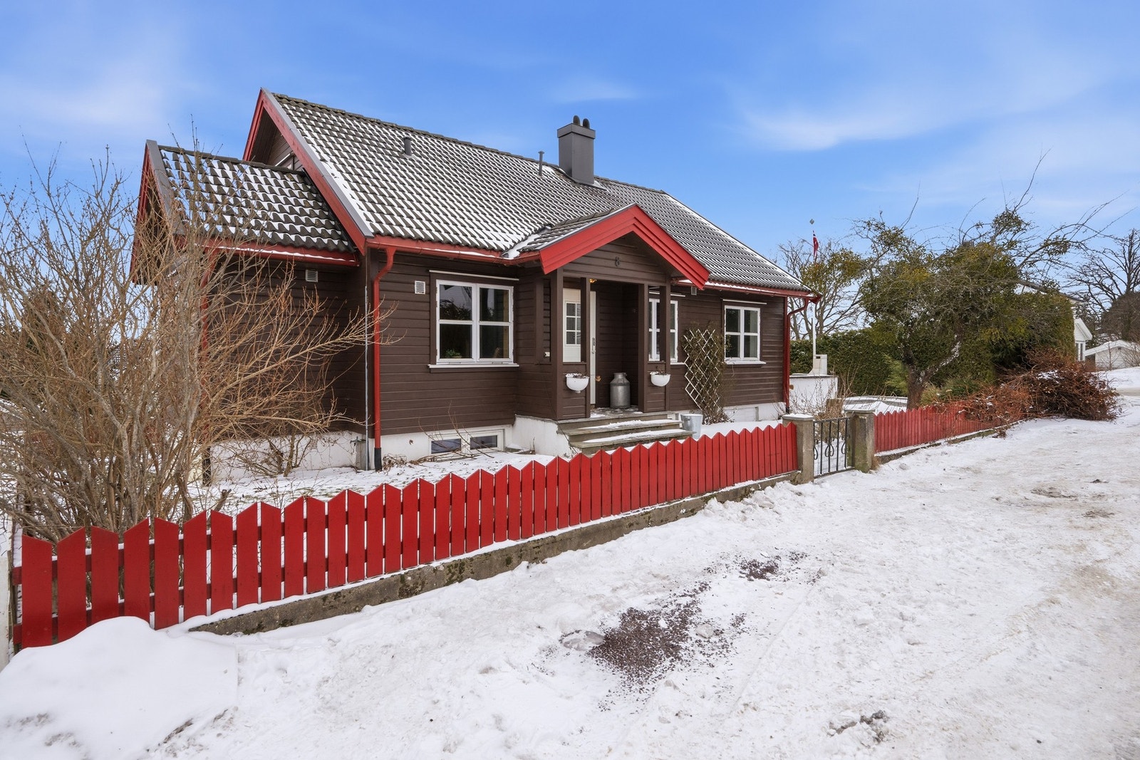 Eiendommen ligger på en hjørnetomt i populære og barnevennlige omgivelser ved Steinsnes/Tveiten. Galleribilde