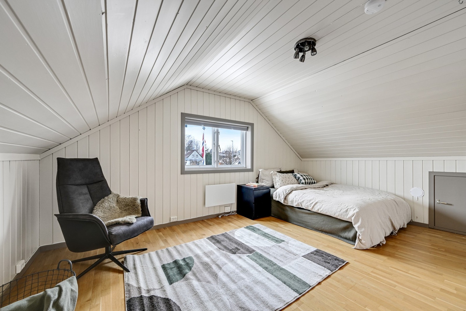 Soverom nr. 3 finner vi i loftetasjen (ikke bruksendret) Galleribilde