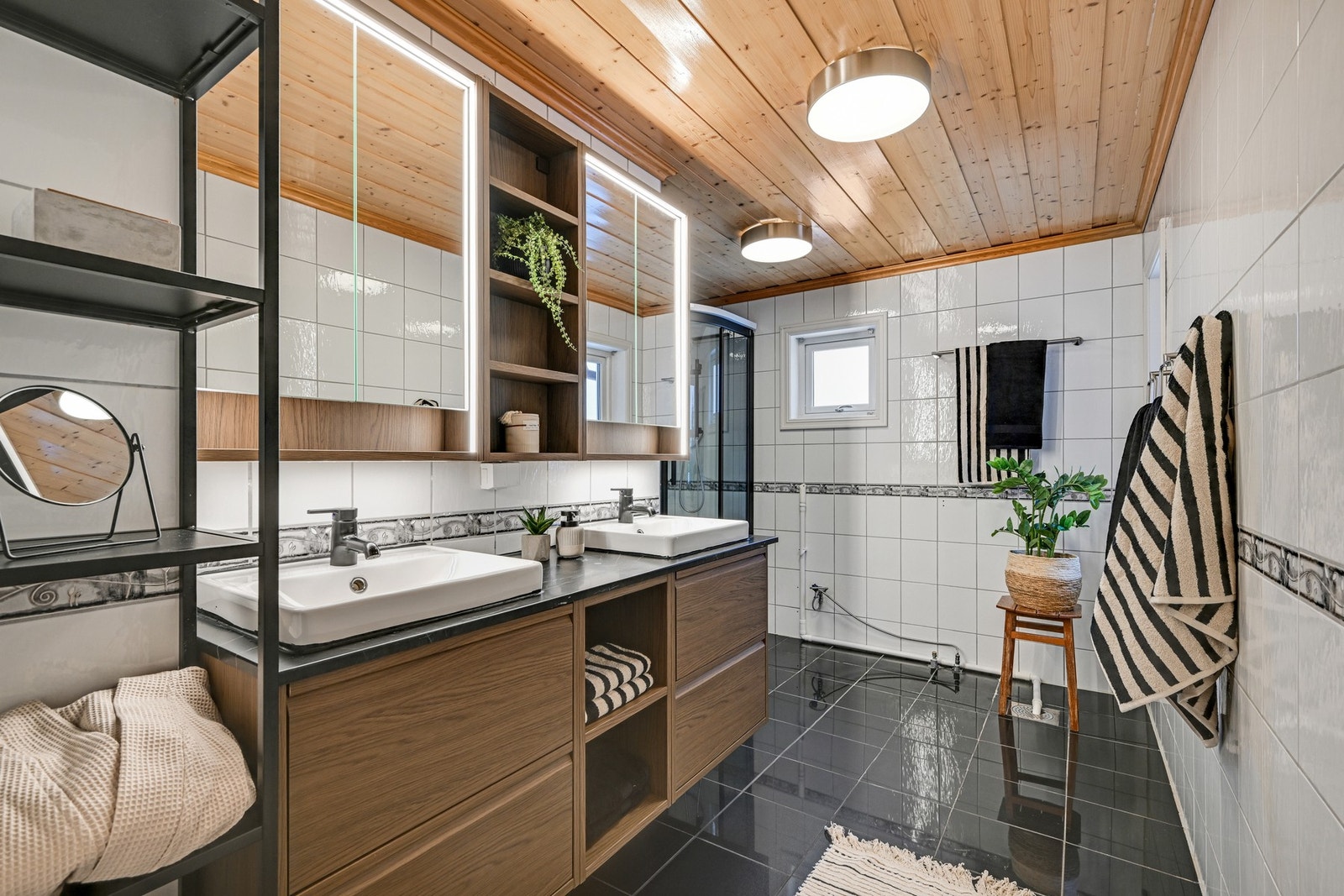 Dette flotte og flislagte badet ble renovert og bygd ut i ca. 2007. Galleribilde