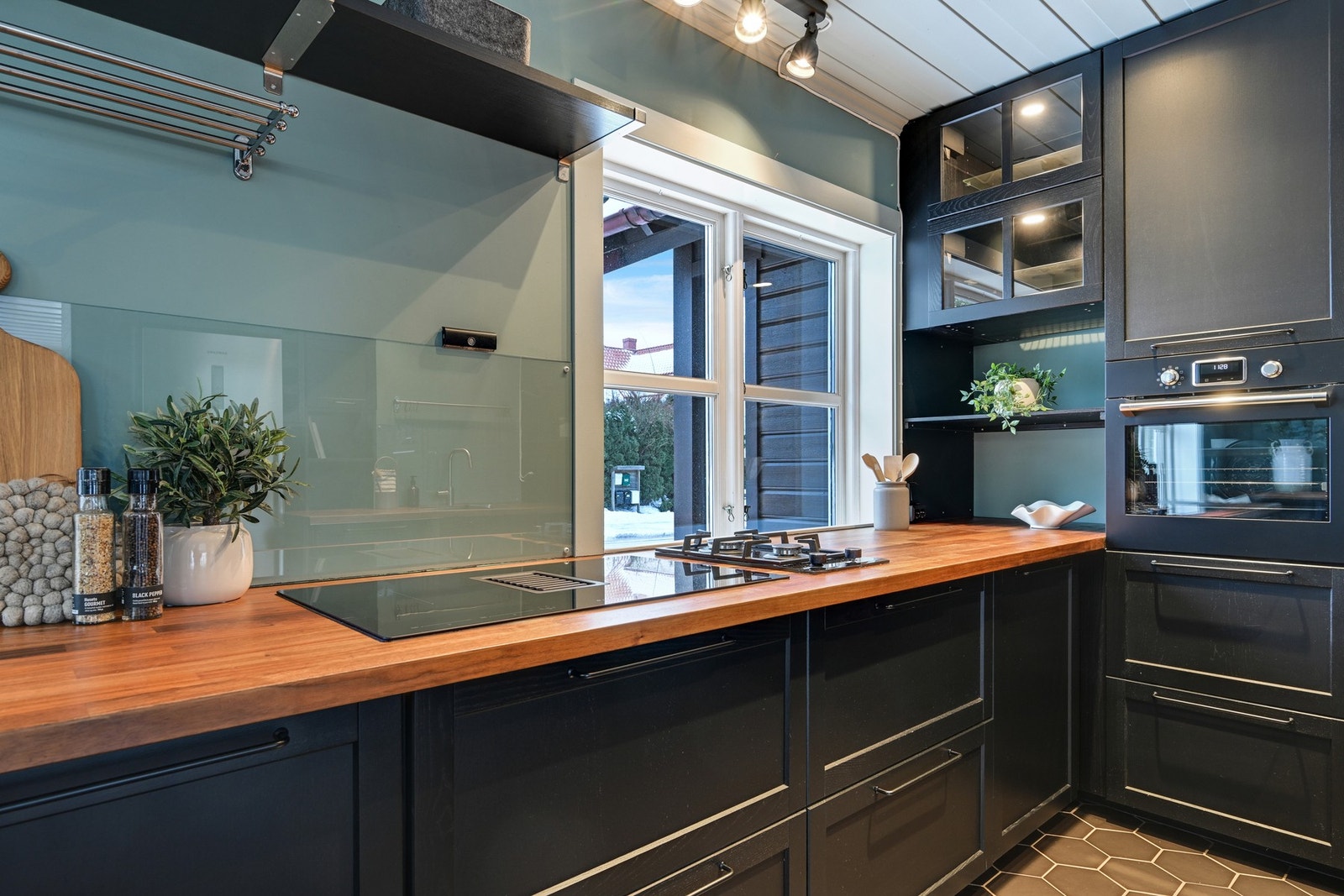 Det er heltre benkeplate og profilerte fronter. Galleribilde