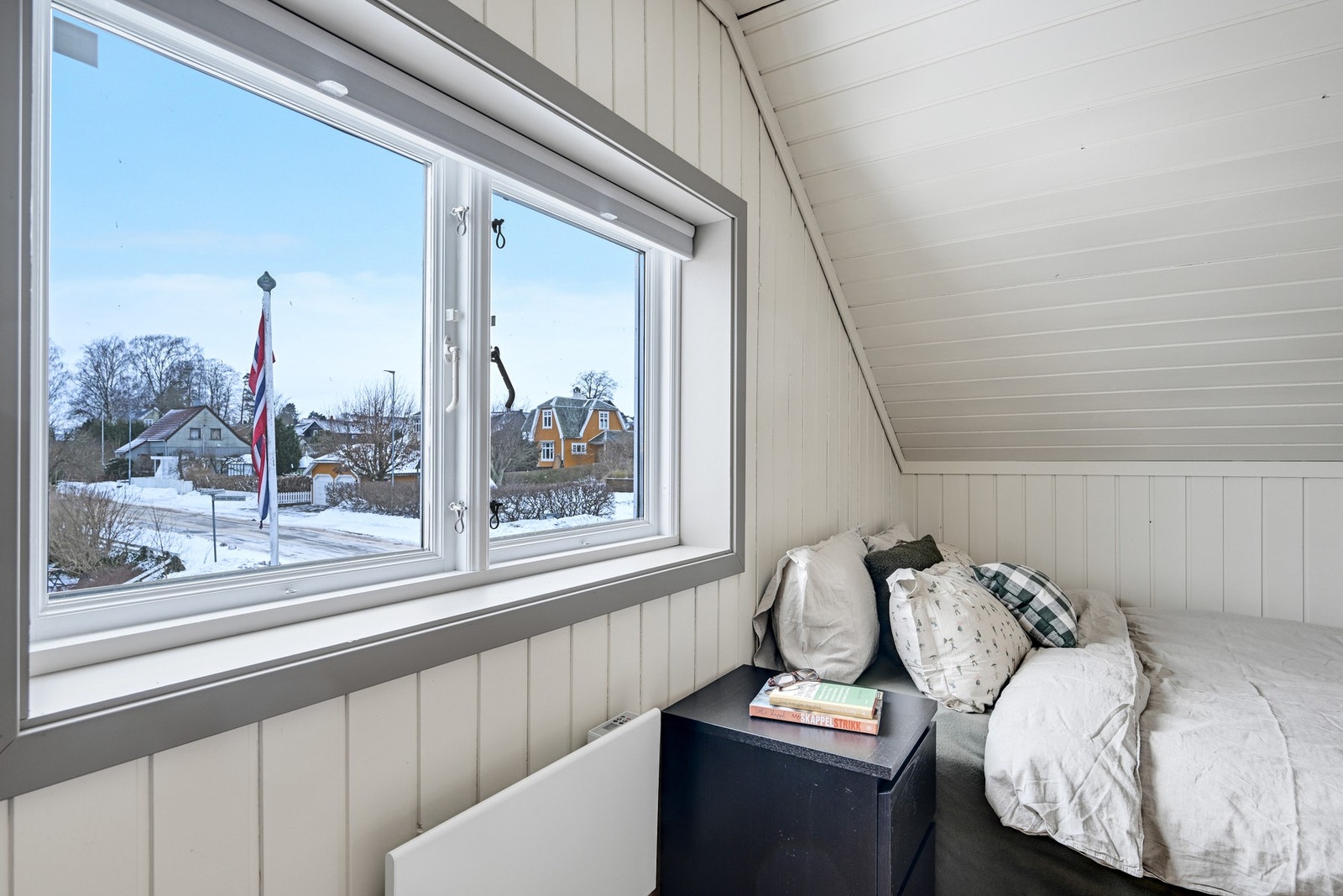 Det er plisségarderiner på vinduene. Galleribilde