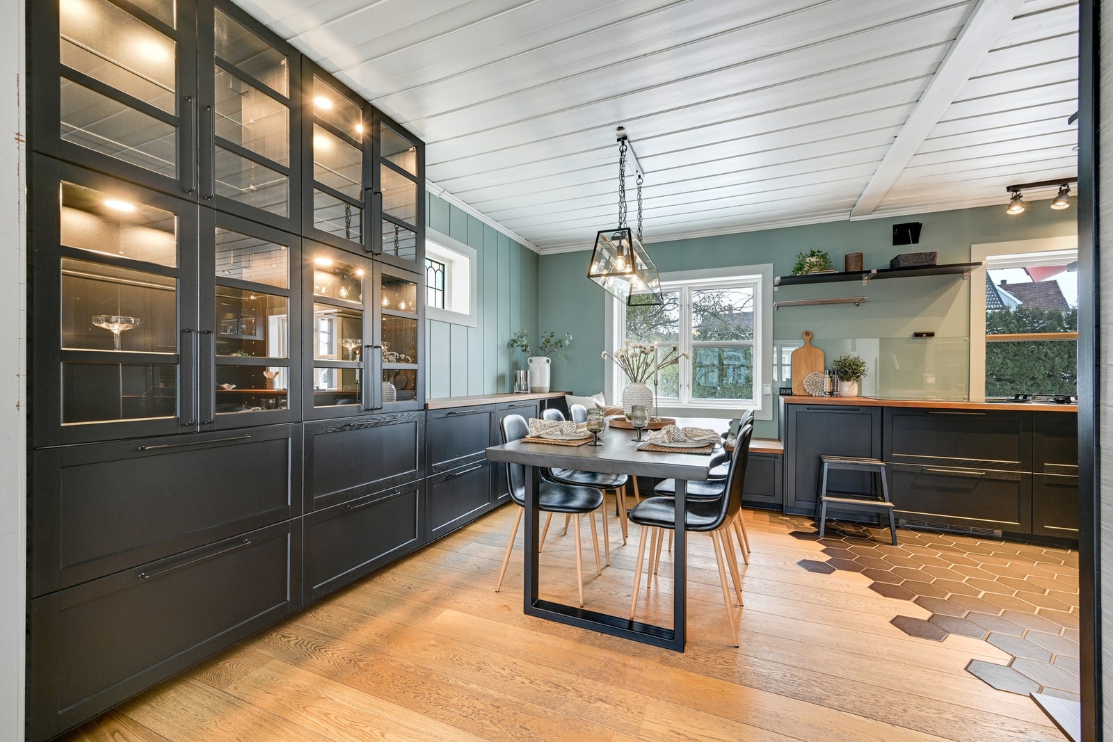 I tilknytning til kjøkkenet er det god plass for spisebord. Legg merke til den stilige overgangen mellom parkett og fliser. Galleribilde