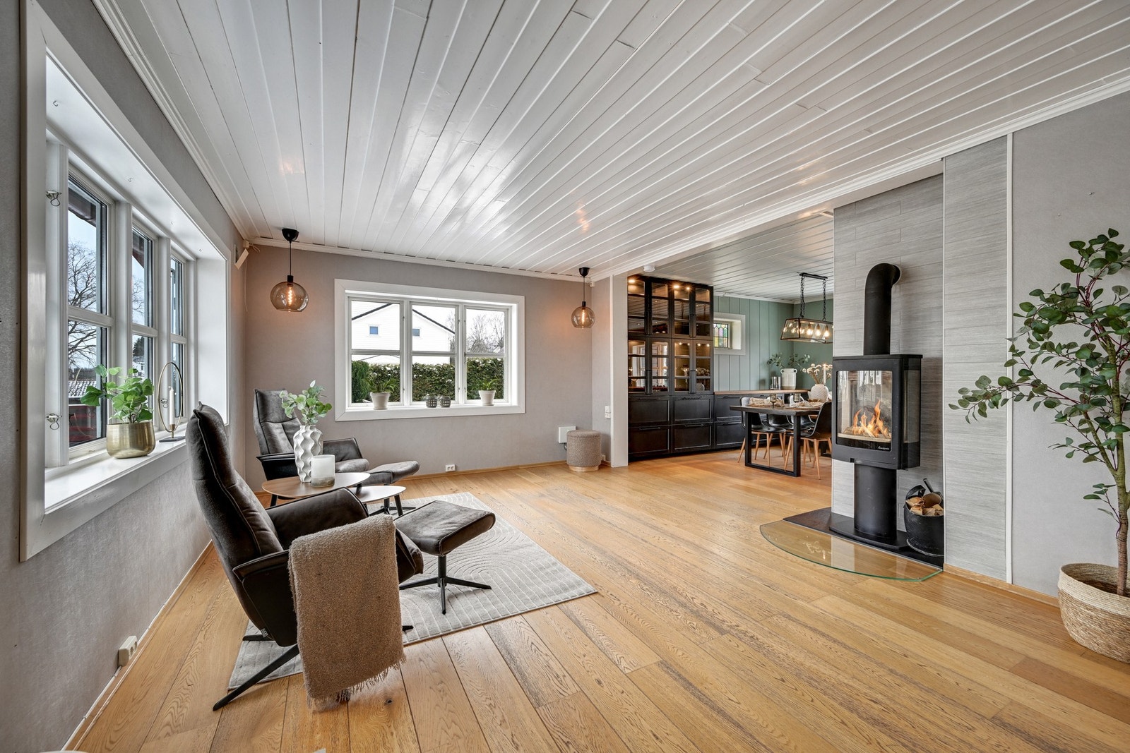 Det er både varmepumpe og peisovn i stuen - ekstra hyggelig med fyr i peisen på kalde vinterdager. Galleribilde