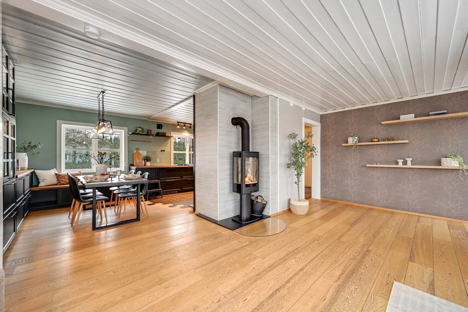 Stuen ligger i åpen løsning til kjøkkenet. Galleribilde