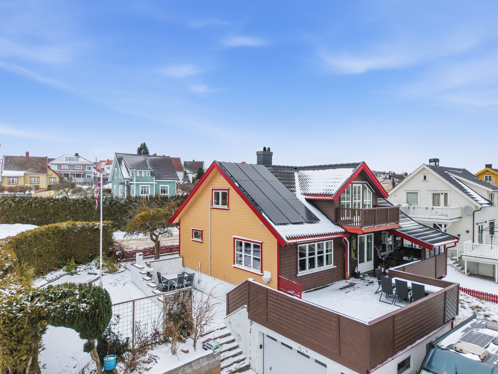 Alle vegger er kledd om og etterisolert i senere tid. Nord- øst og vestvegg er malt om i ny farge. Maling av sørveggen blir opp til kjøper å fullføre. Velkommen til hyggelig visning! Galleribilde