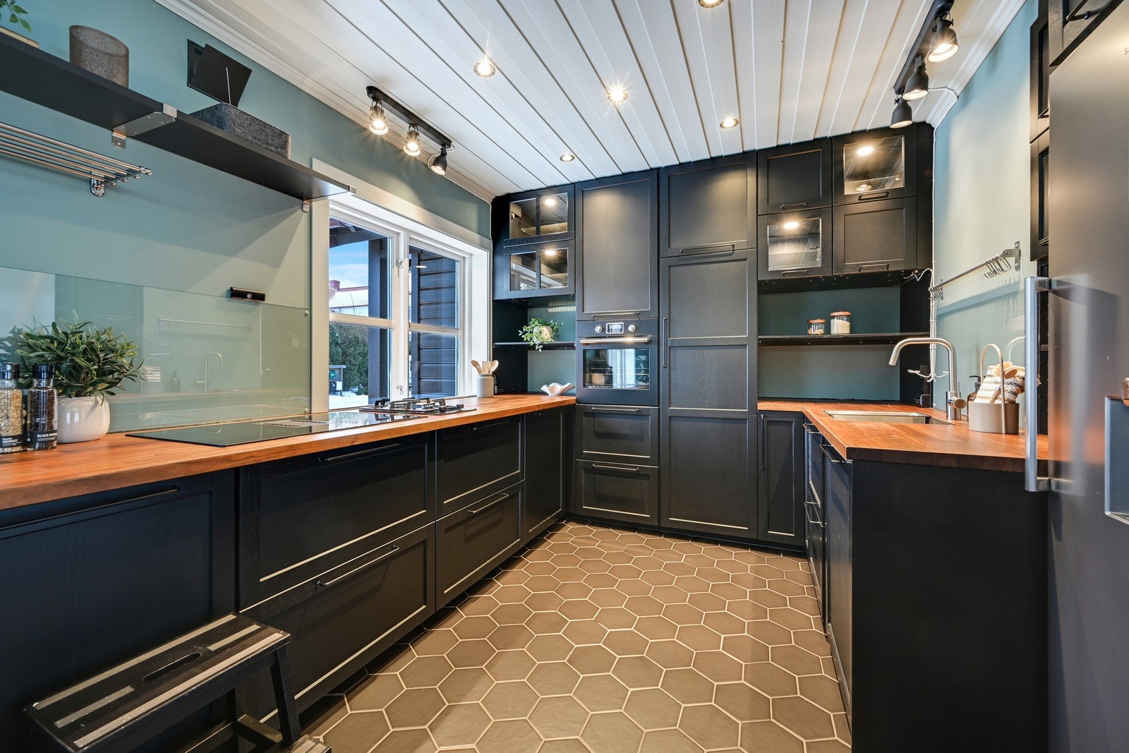 Lekkert kjøkken med Ikea-innredning fra 2021. Galleribilde