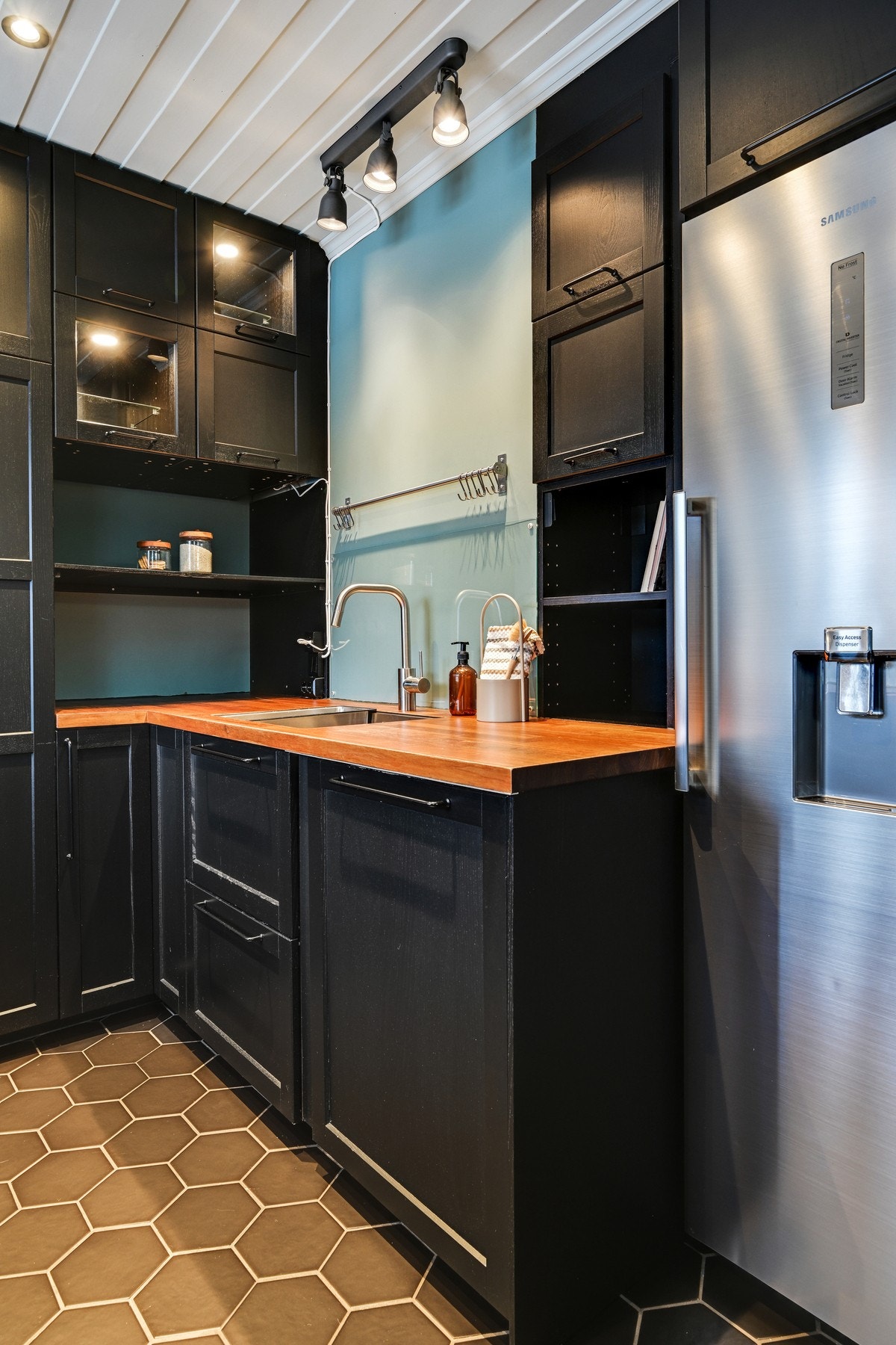 Kjøkkenet har rikelig med både skap- og benkeplass. Galleribilde