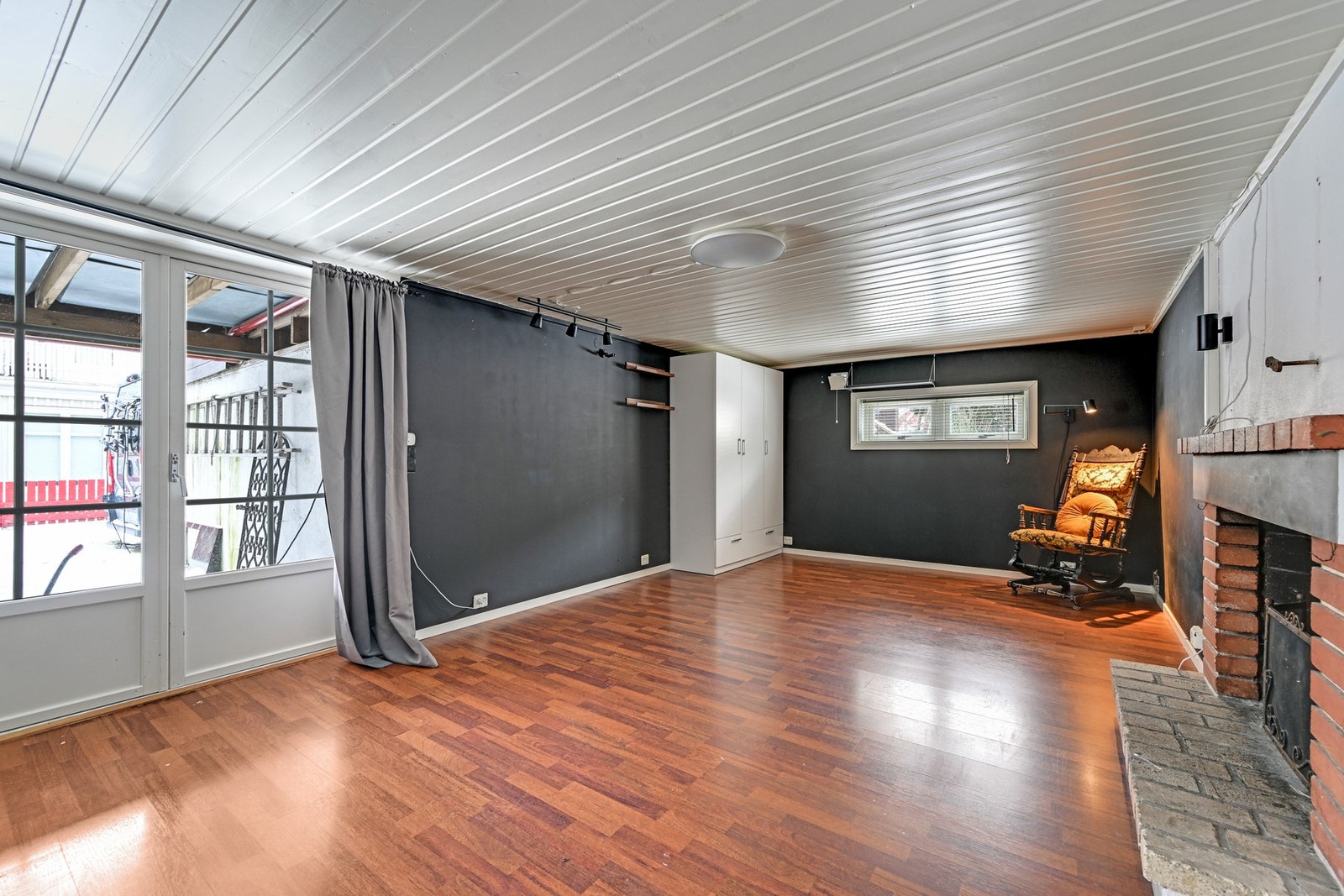 I underetasjen finner vi en stor og romslig kjellerstue med utgang til hagen. (ikke bruksendret) Galleribilde