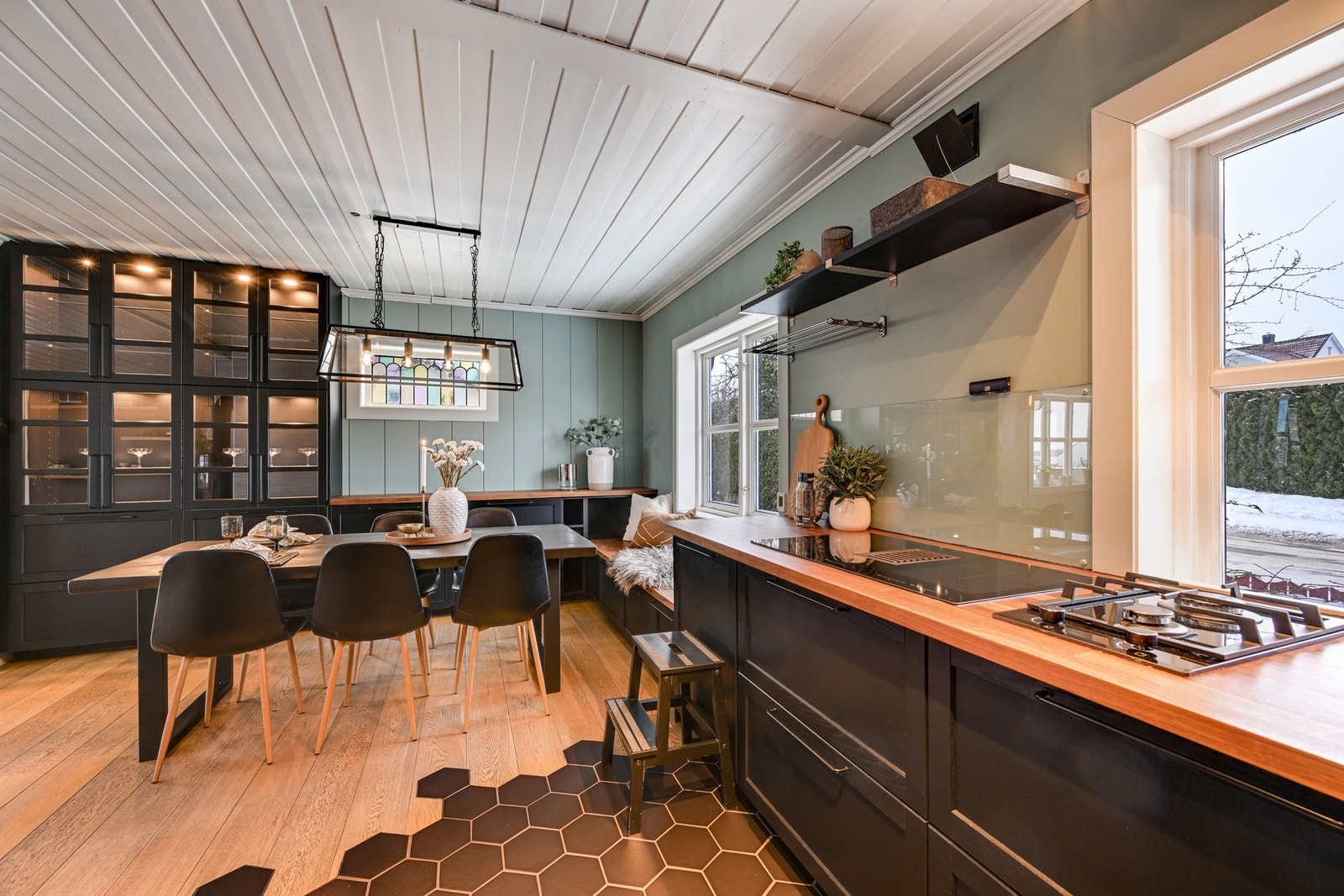 Kjøkkenet er et flott allrom hvor hele familien kan samles. Galleribilde