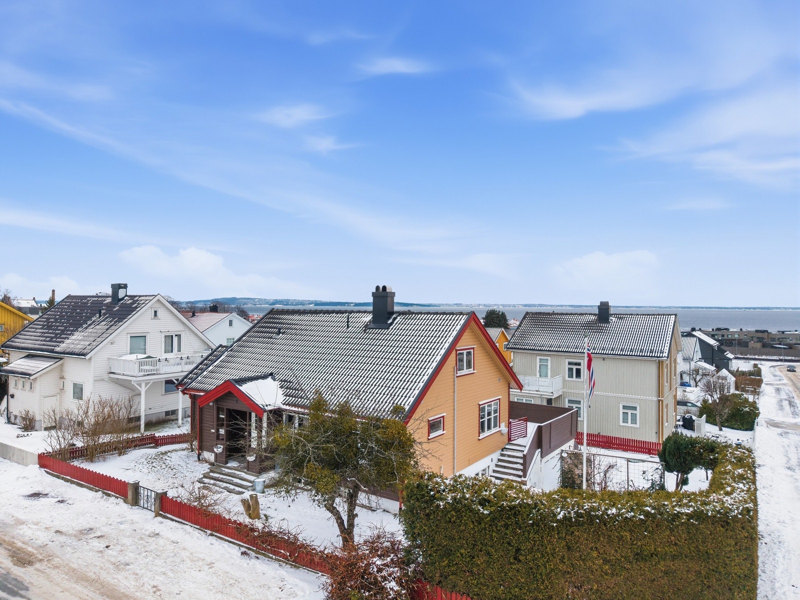 Eiendommen ligger på en hjørnetomt i populære og barnevennlige omgivelser ved Steinsnes/Tveiten. Galleribilde