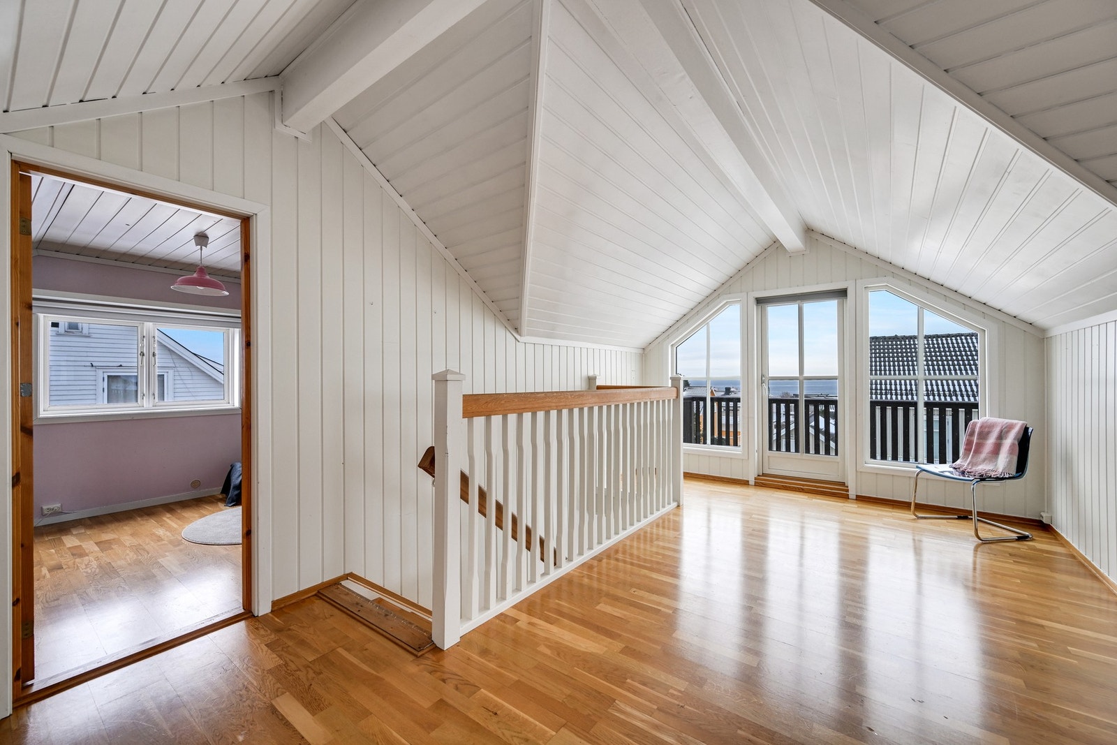 Velkommen til en stor og innholdsrik enebolig hvor 4 rom benyttes i dag som soverom (rommene i loftetasjen er sannsynligvis ikke bruksendret). Galleribilde