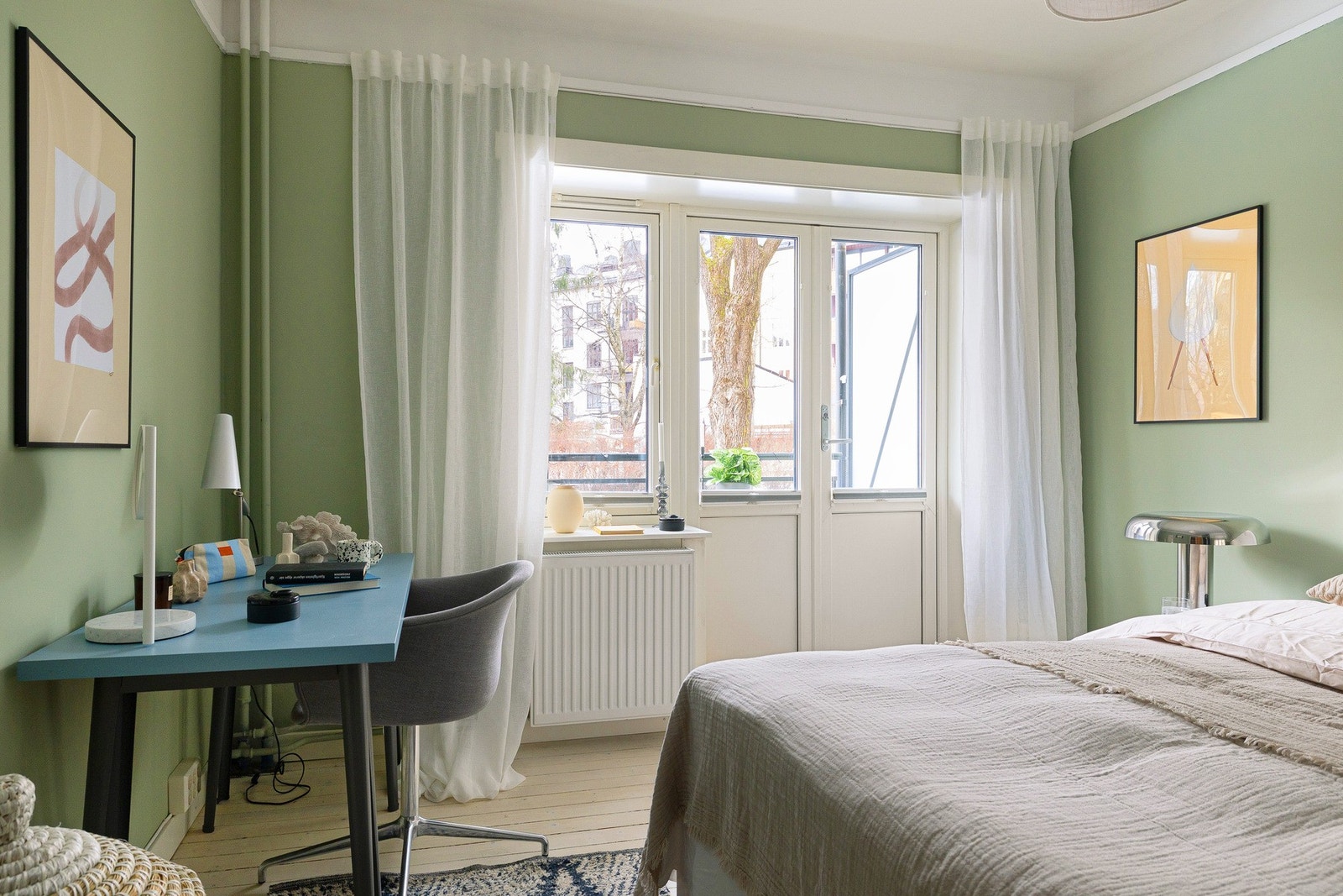 Vindu og balkongdør er fra 2009. Rommet vender ut mot lukket bakgård, skjermet fra bilvei. Galleribilde